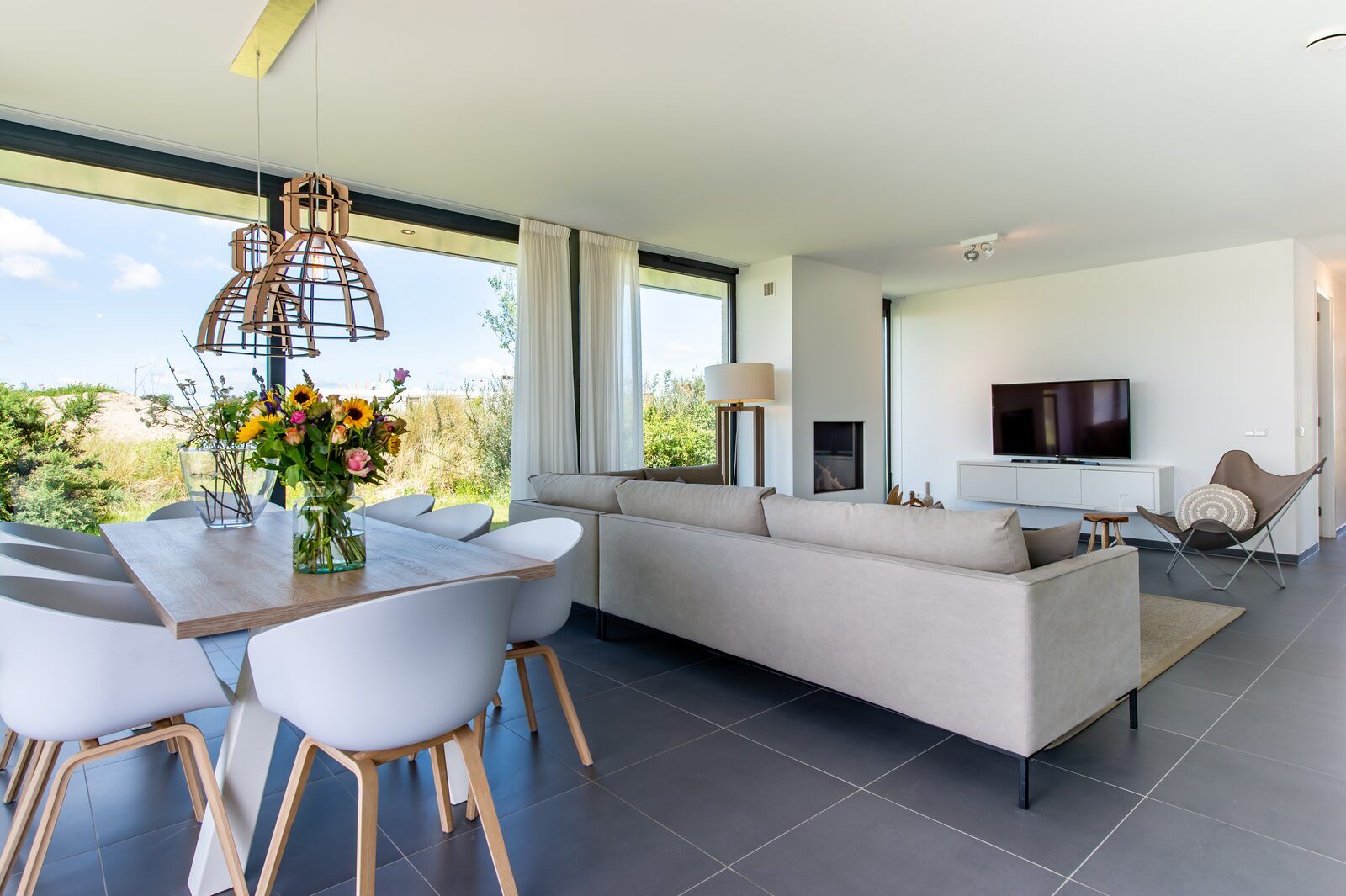 Open woon- en eetkamer in Duinvallei 32, vakantiehuis in Kamperland, Zeeland.