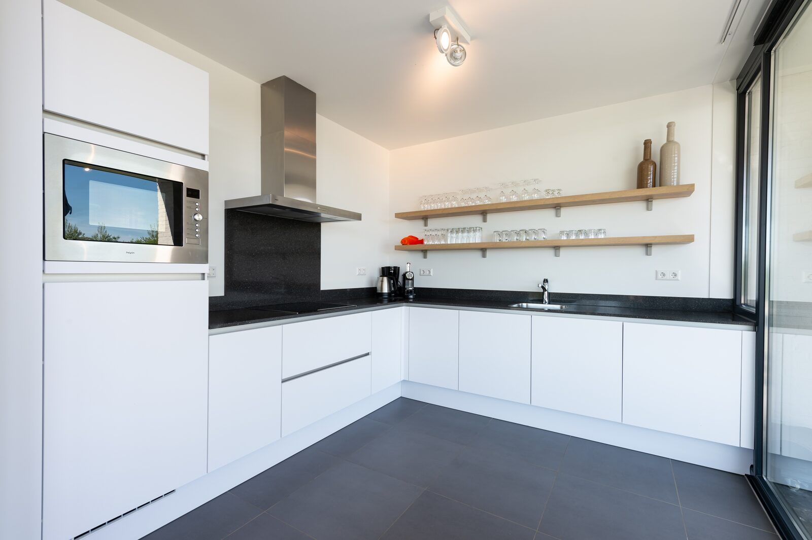 Moderne keuken met apparatuur in Duinvallei 32, vakantiehuis in Kamperland, Zeeland.