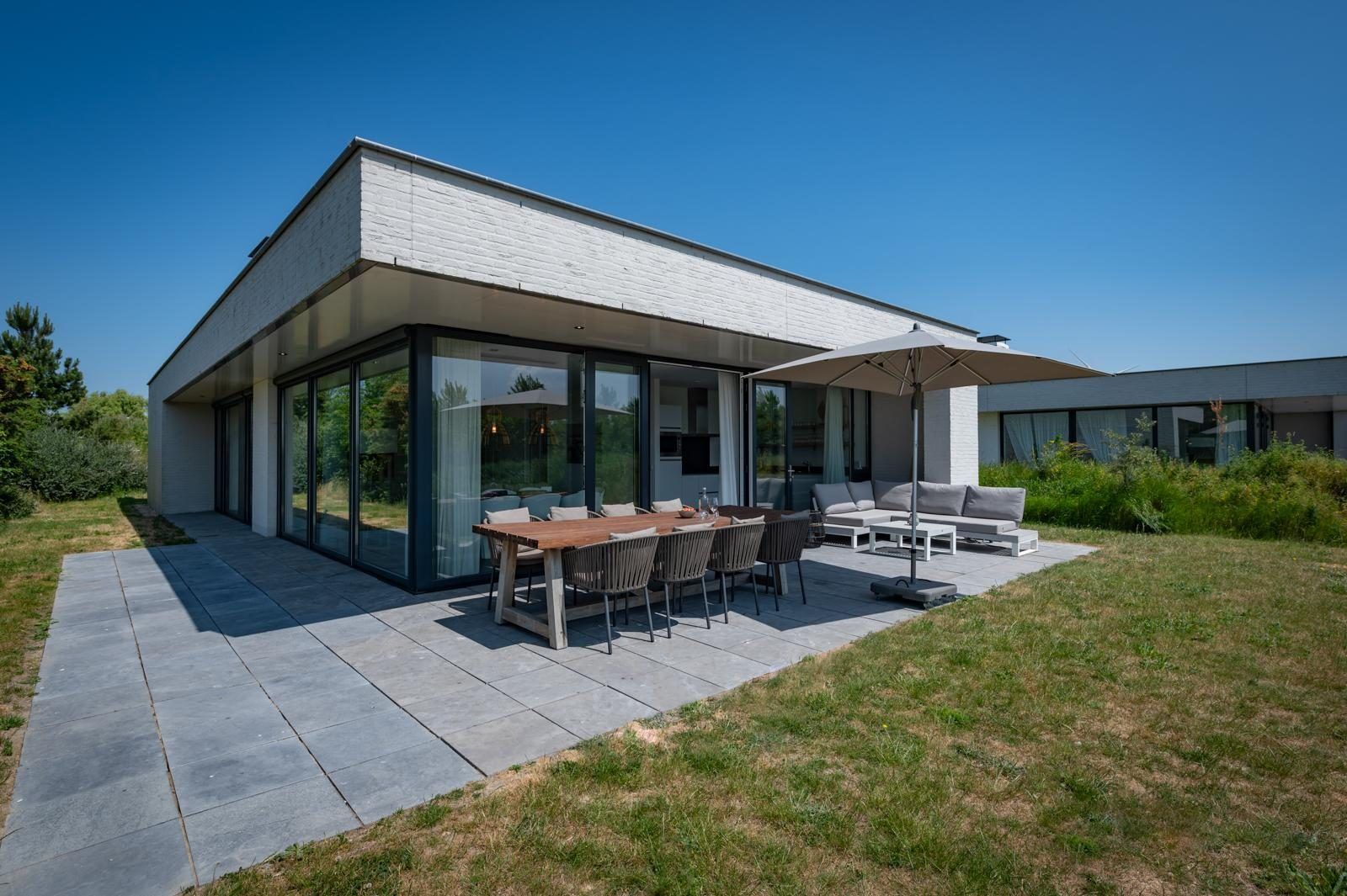 Buitenterras met uitzicht op tuin in Duinvallei 32, vakantiehuis in Kamperland, Zeeland.