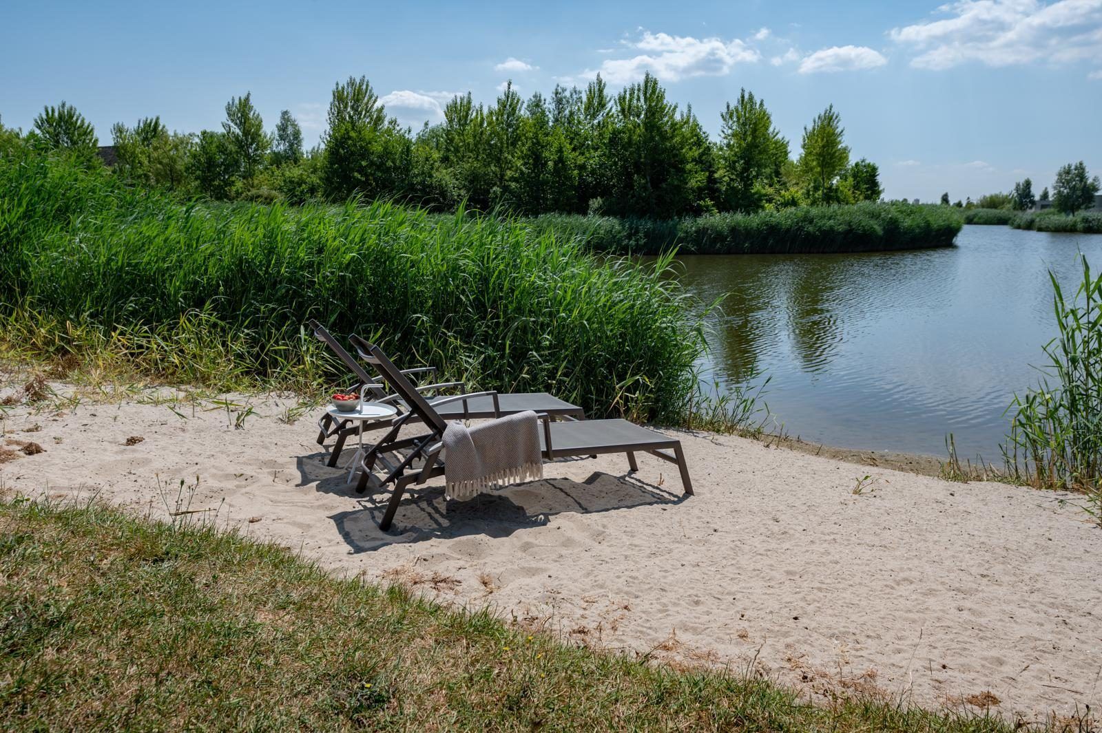 Prive strandje met ligstoelen in Duinvallei 32, vakantiehuis in Kamperland, Zeeland.
