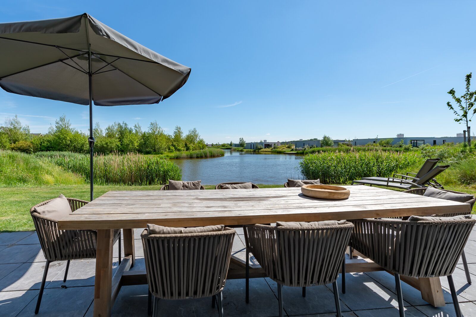 Uitzicht vanaf terras op water in Duinvallei 32, vakantiehuis in Kamperland, Zeeland.