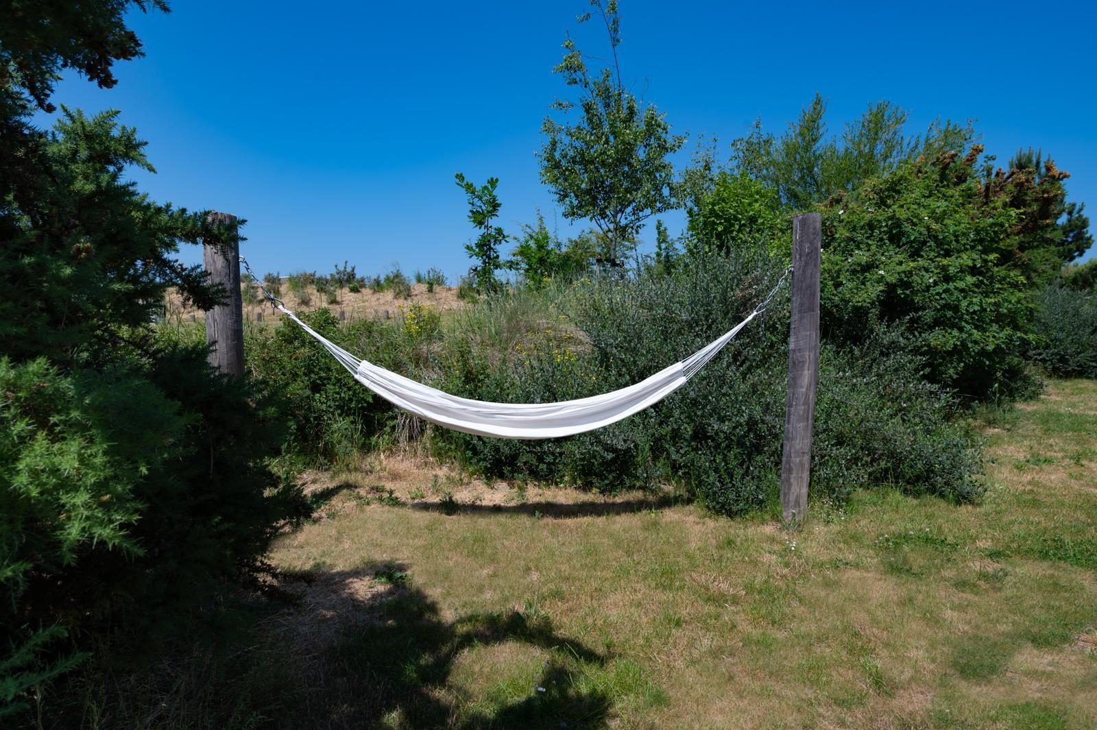 Rustgevende hangmat in de natuur bij Duinvallei 32, vakantiehuis in Kamperland, Zeeland.