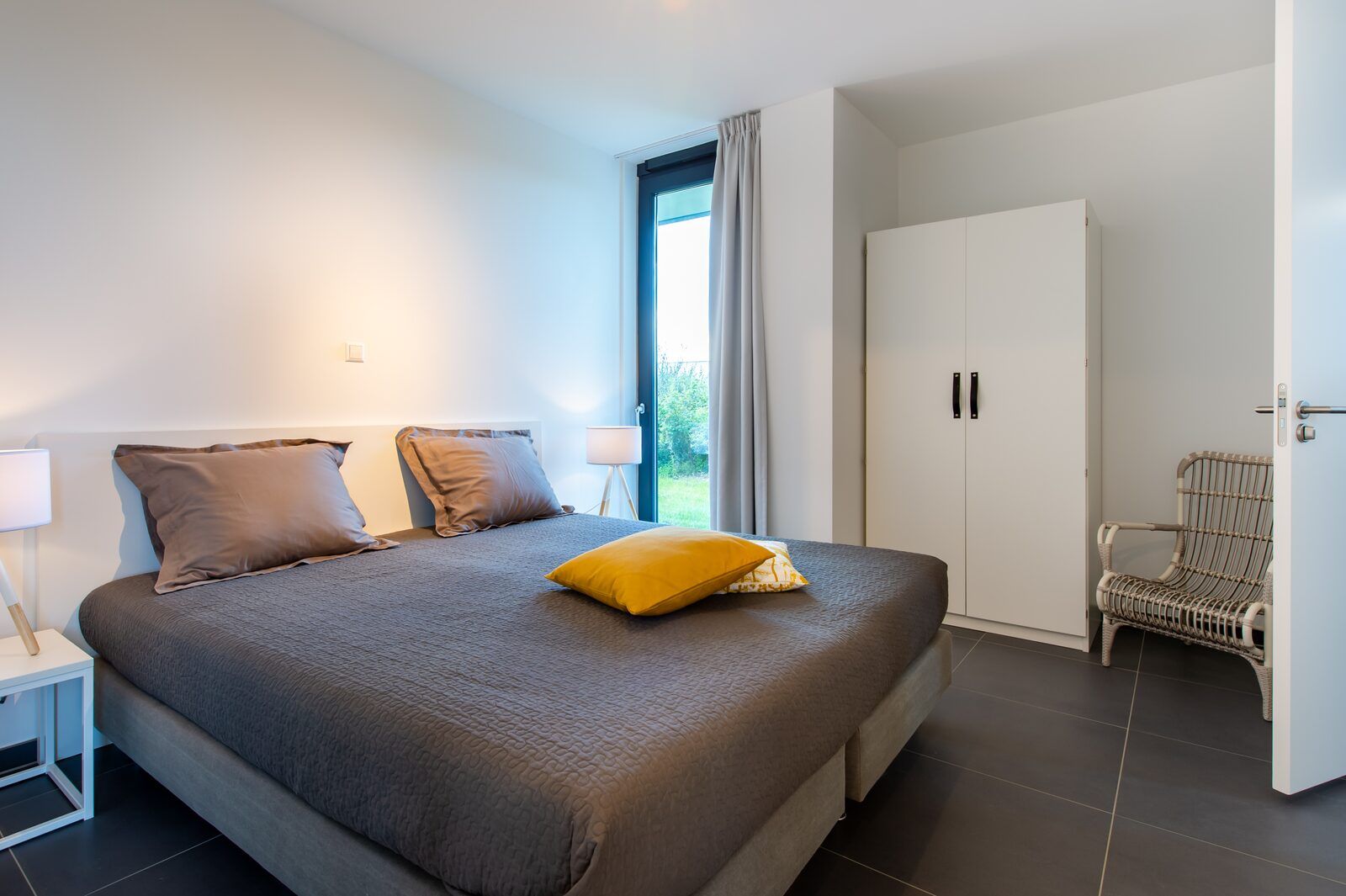 Slaapkamer met tweepersoonsbed in Duinvallei 32, vakantiehuis in Kamperland, Zeeland.