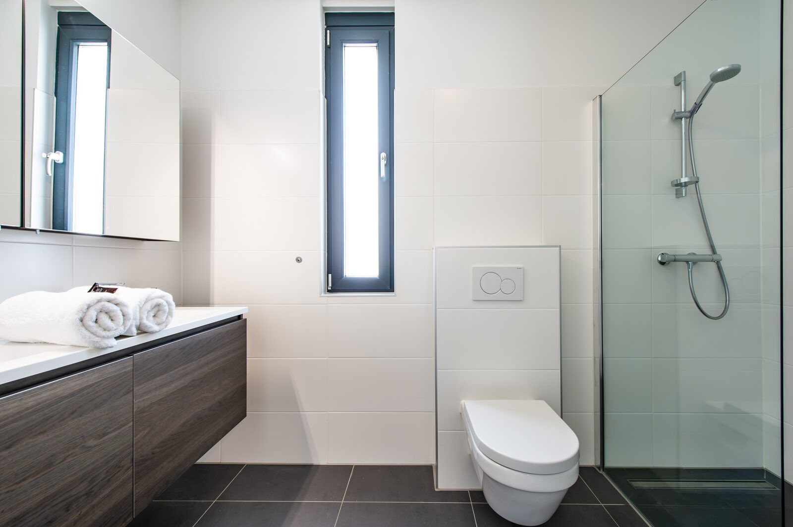 Moderne badkamer met douche in Duinvallei 32, vakantiehuis in Kamperland, Zeeland.