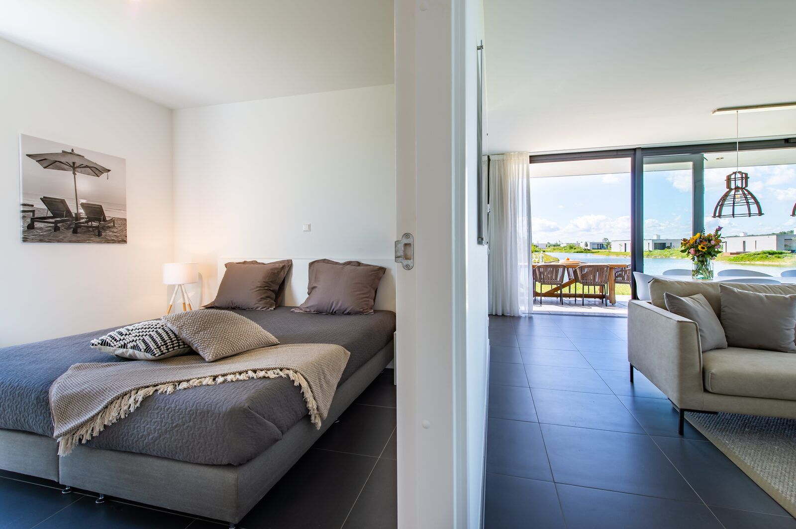 Slaapkamer met uitzicht op tuin in Duinvallei 32, vakantiehuis in Kamperland, Zeeland.