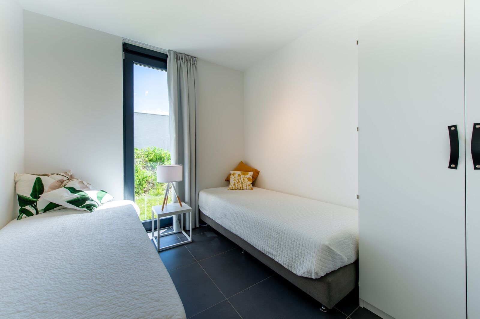 Gezellige slaapkamer met uitzicht in Duinvallei 32, vakantiehuis in Kamperland, Zeeland.