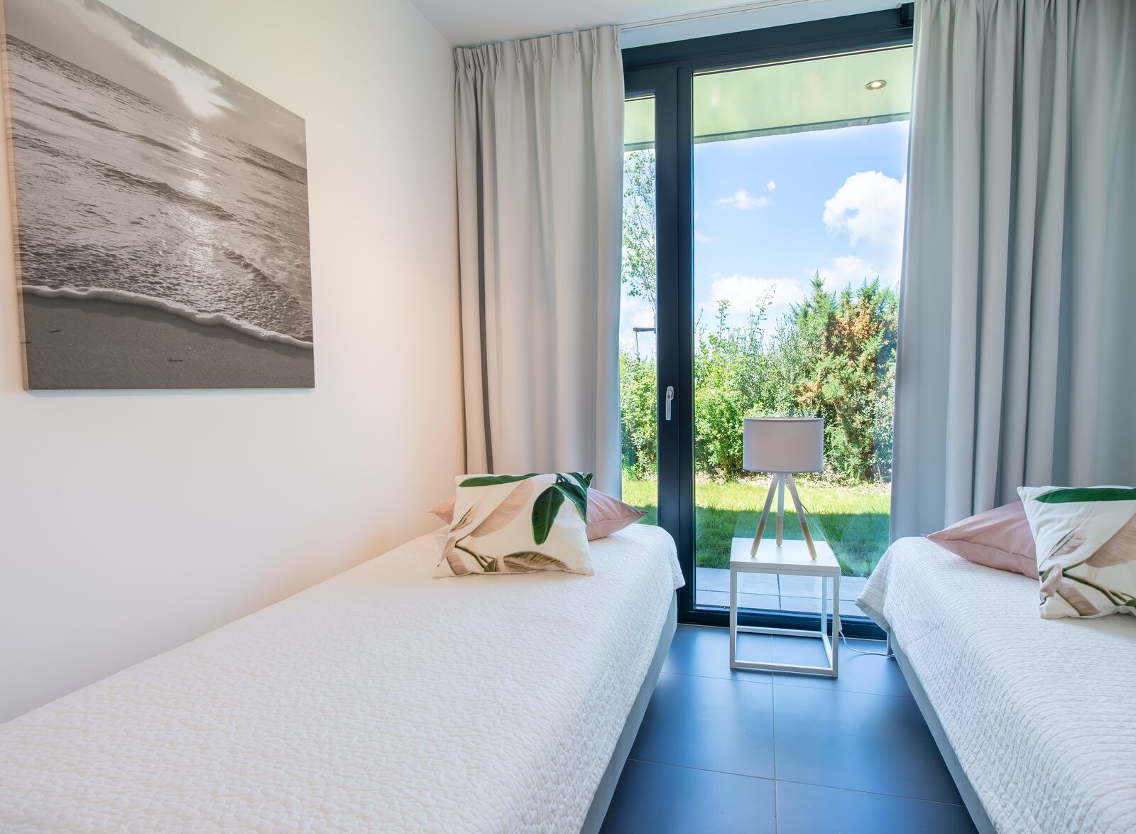 Ruime badkamer met moderne faciliteiten in Duinvallei 32, vakantiehuis in Kamperland, Zeeland.