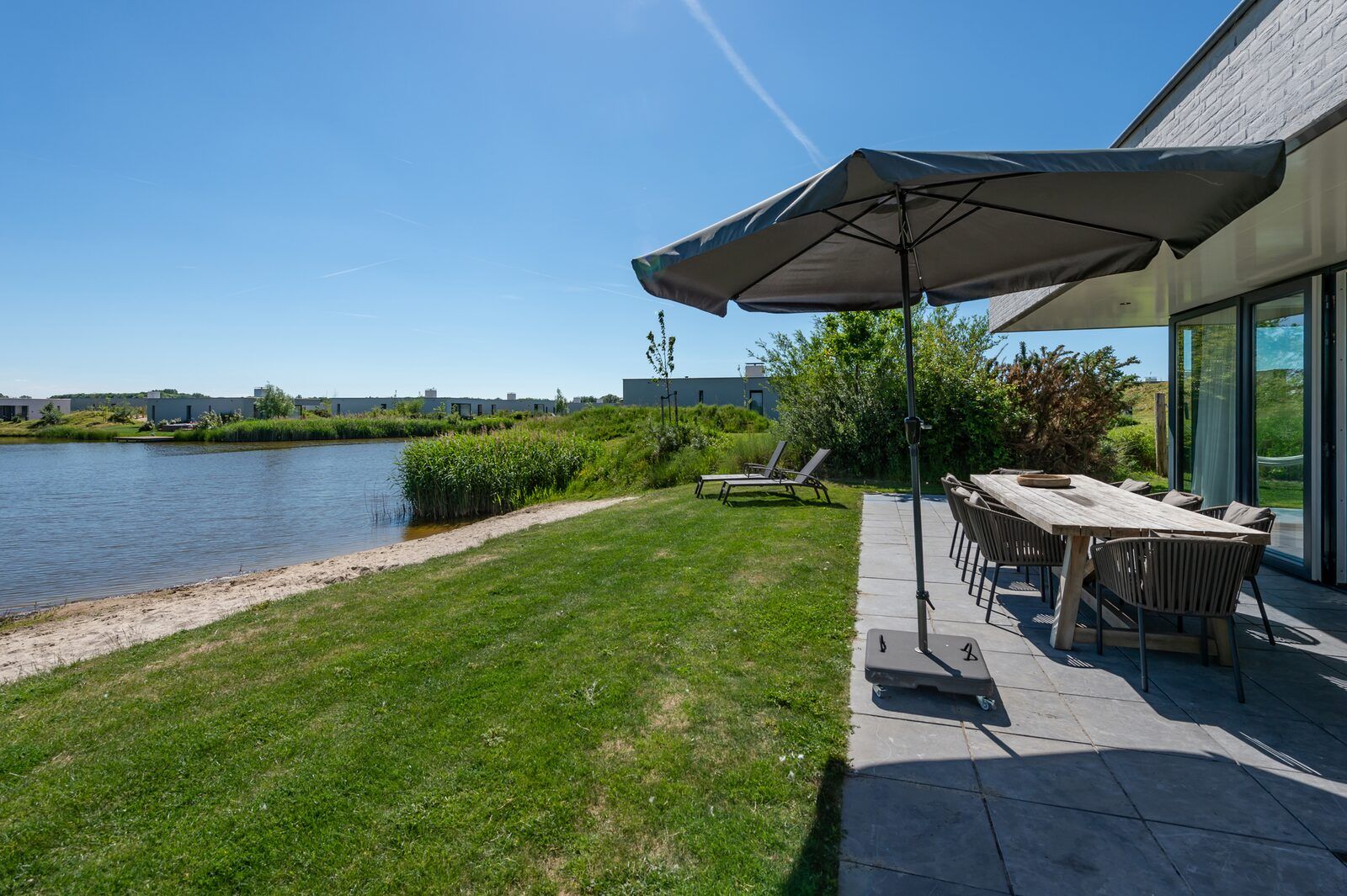 Buitenzitje met uitzicht op water in Duinvallei 32, vakantiehuis in Kamperland, Zeeland.