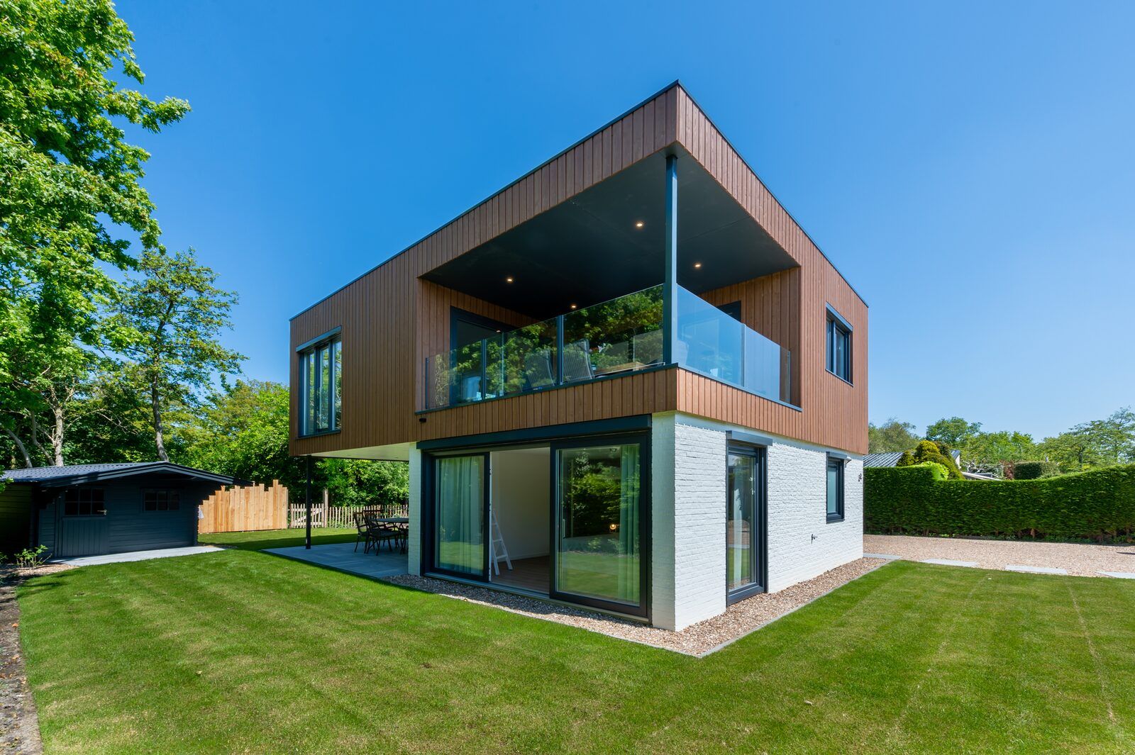 Modern bungalow Kastanjelaan 2 | Ruiterplaat in Kamperland, Noord-Beveland, Zeeland with spacious garden and terrace.