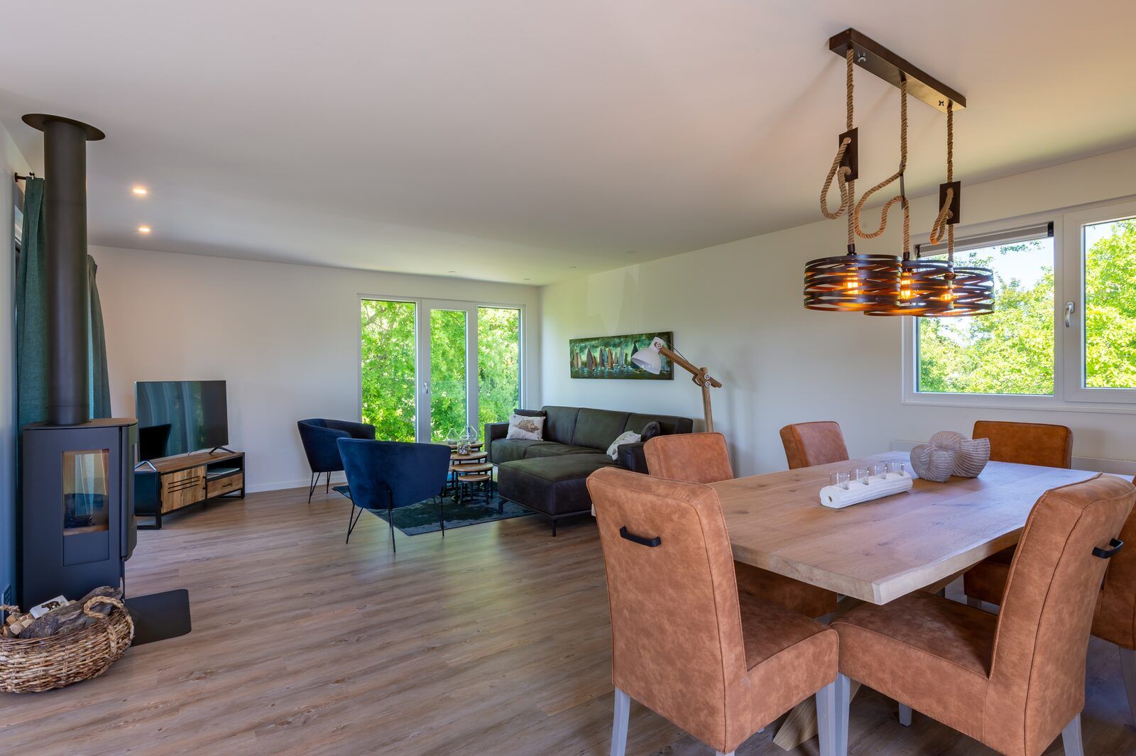 Cozy dining room in Kastanjelaan 2 | Ruiterplaat, Kamperland, vacation home with modern decor and lots of light.