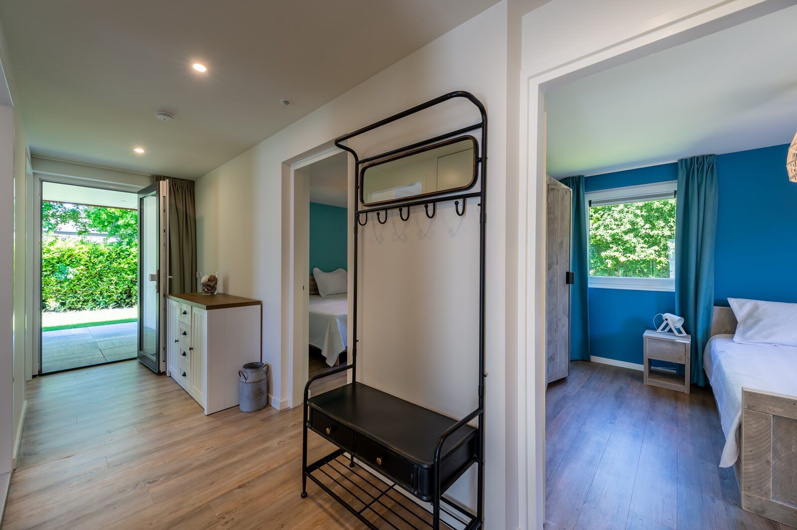 Entrance and corridor in Kastanjelaan 2 | Ruiterplaat, Kamperland, vacation home with modern furnishings and access to bedrooms.