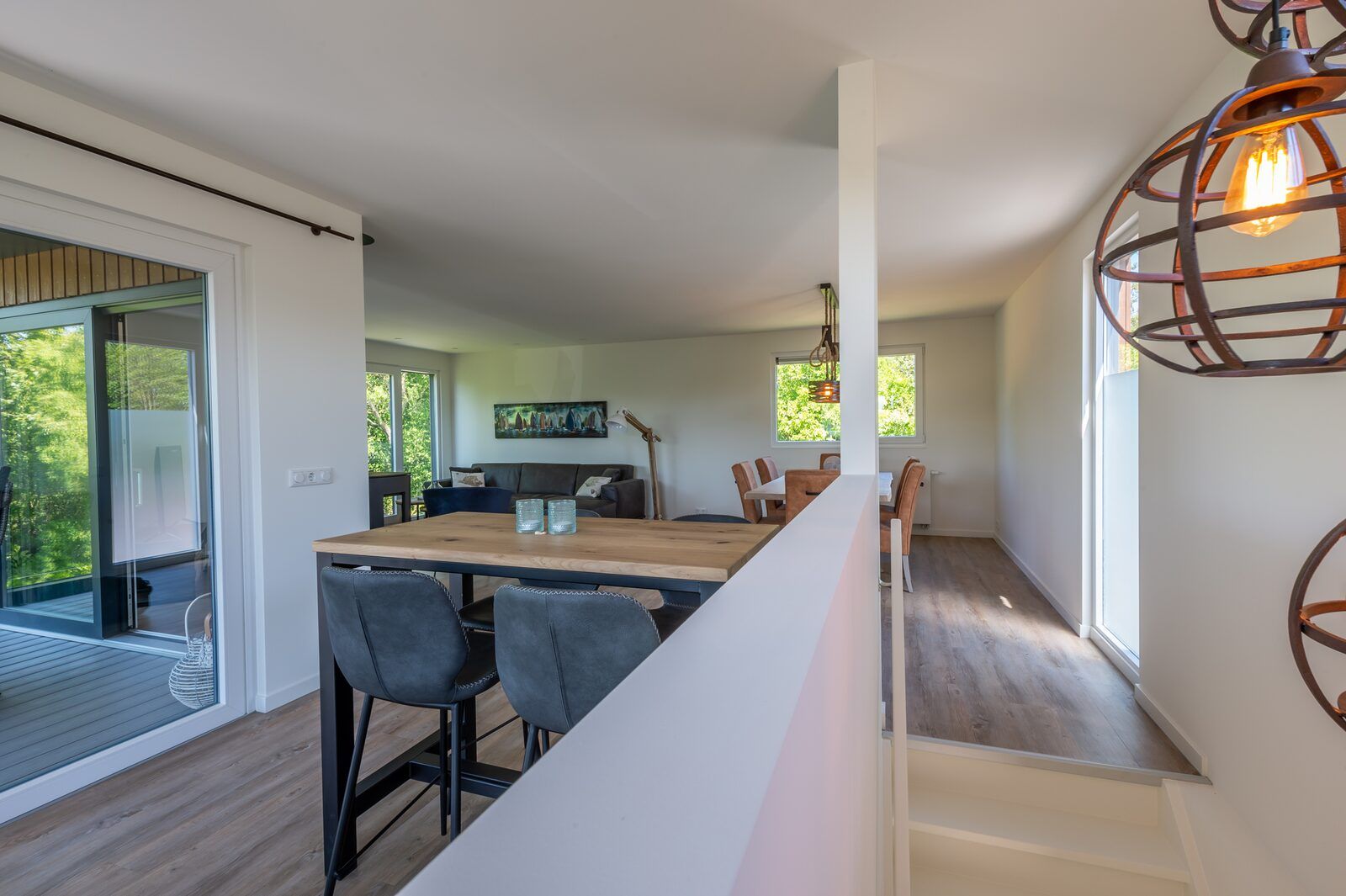 Dining area with a view in bungalow Kastanjelaan 2 | Ruiterplaat, Kamperland, ideal for family dinners.
