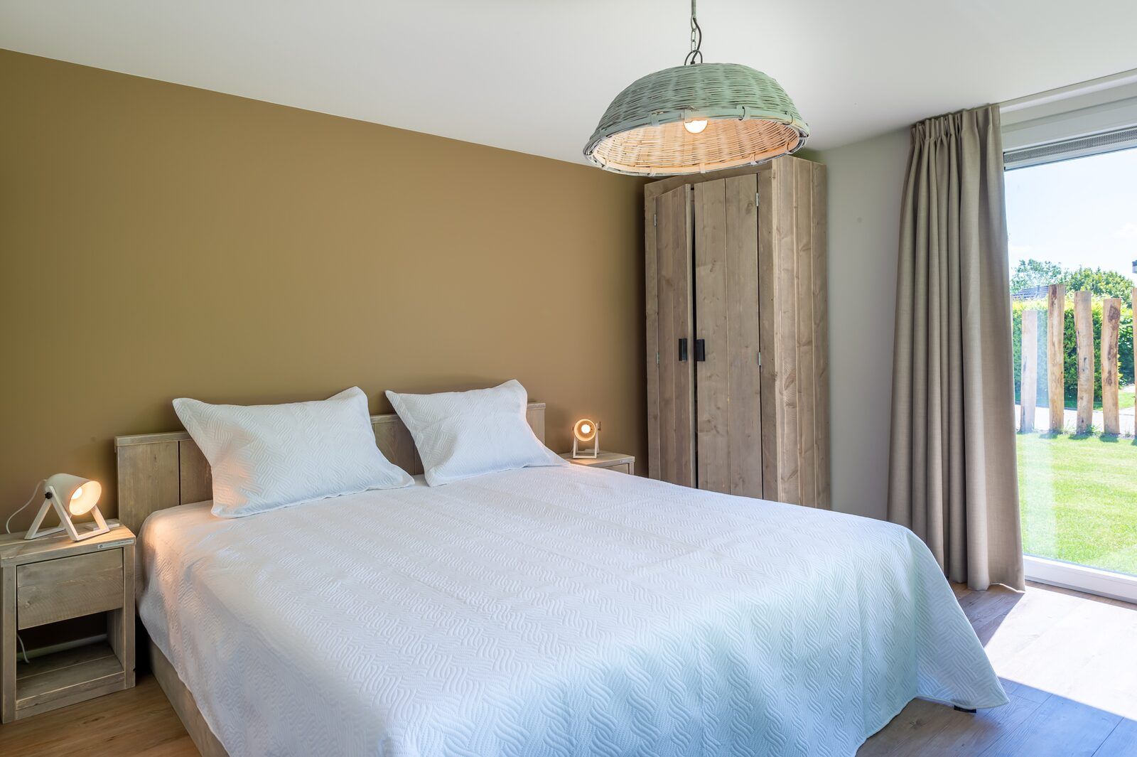 Bedroom with garden view in bungalow Kastanjelaan 2 | Ruiterplaat, Kamperland, ideal for relaxation.