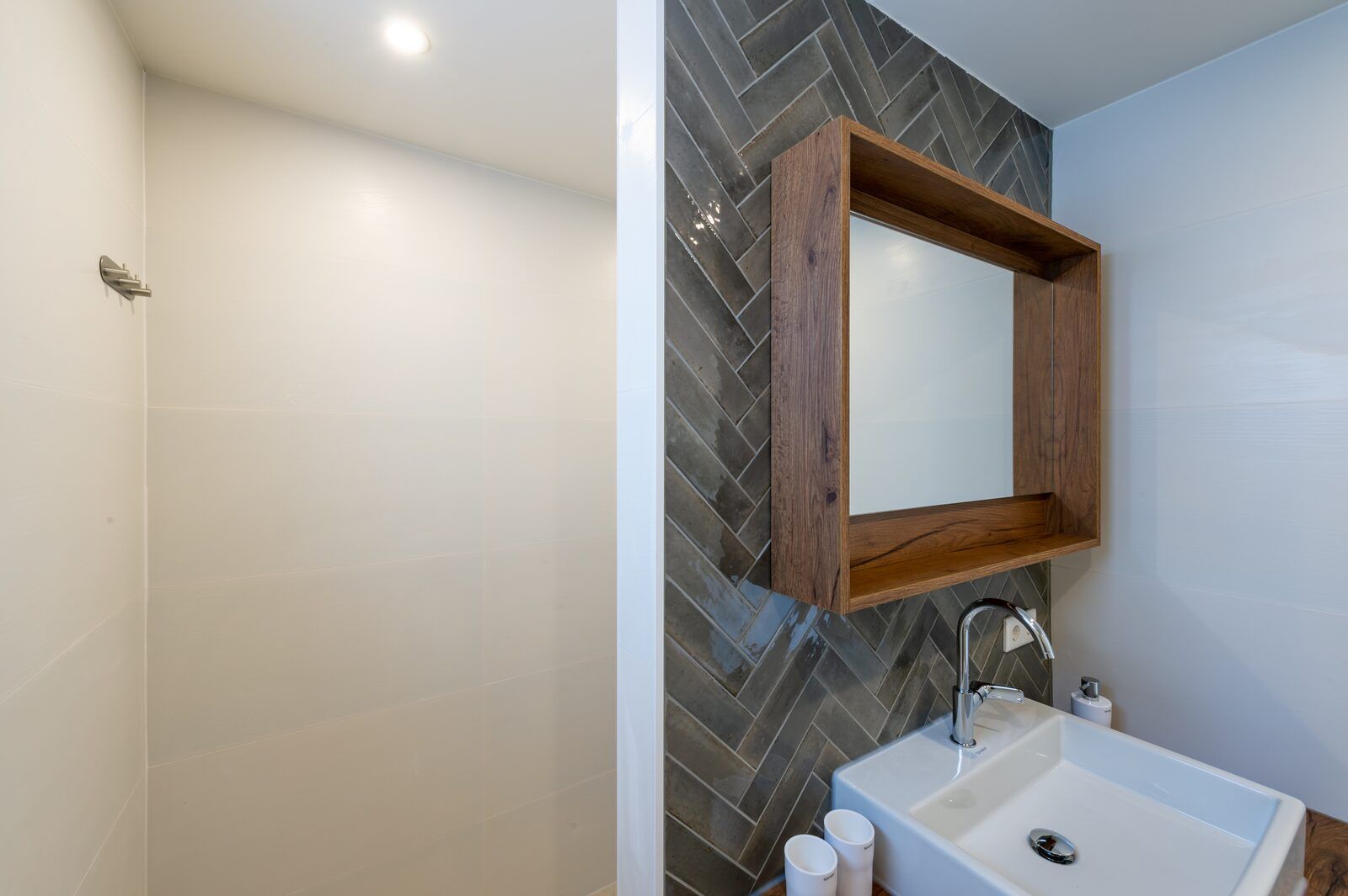 Stylish bathroom with walk-in shower in bungalow Kastanjelaan 2 | Ruiterplaat, Kamperland, with modern finishes.