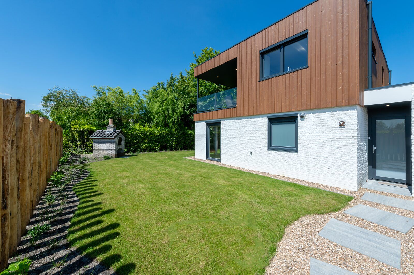 Front view of bungalow Kastanjelaan 2 | Ruiterplaat, Kamperland, with spacious driveway and modern architecture.