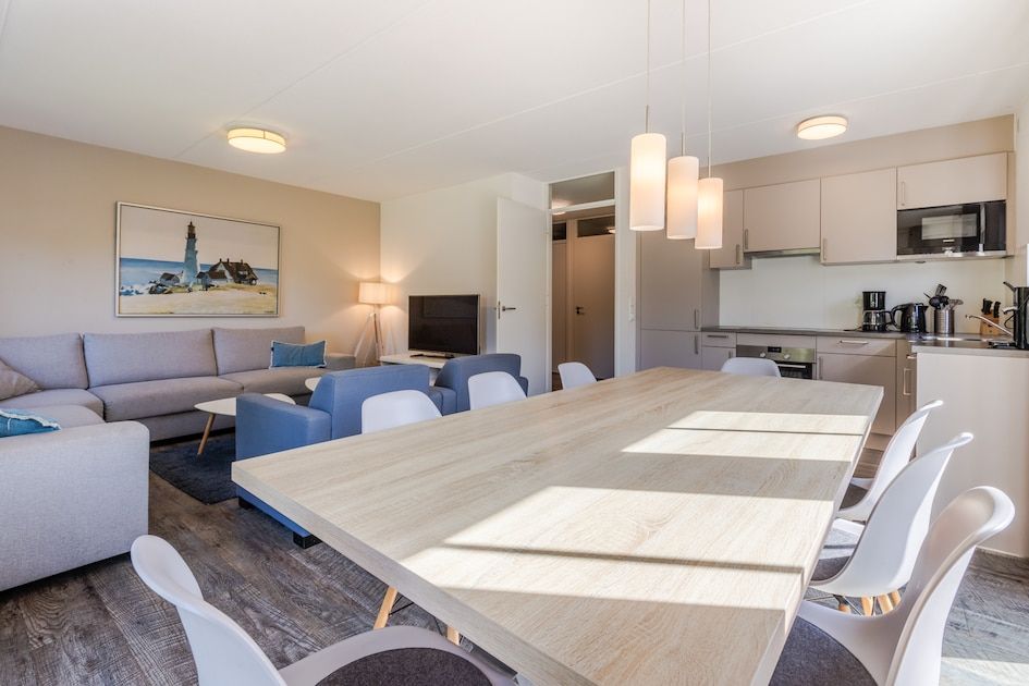 Gezellige woonkamer van Villa R8B, een vakantiehuis in Kamperland, Noord-Beveland, Zeeland, met moderne keuken en ruime zithoek.