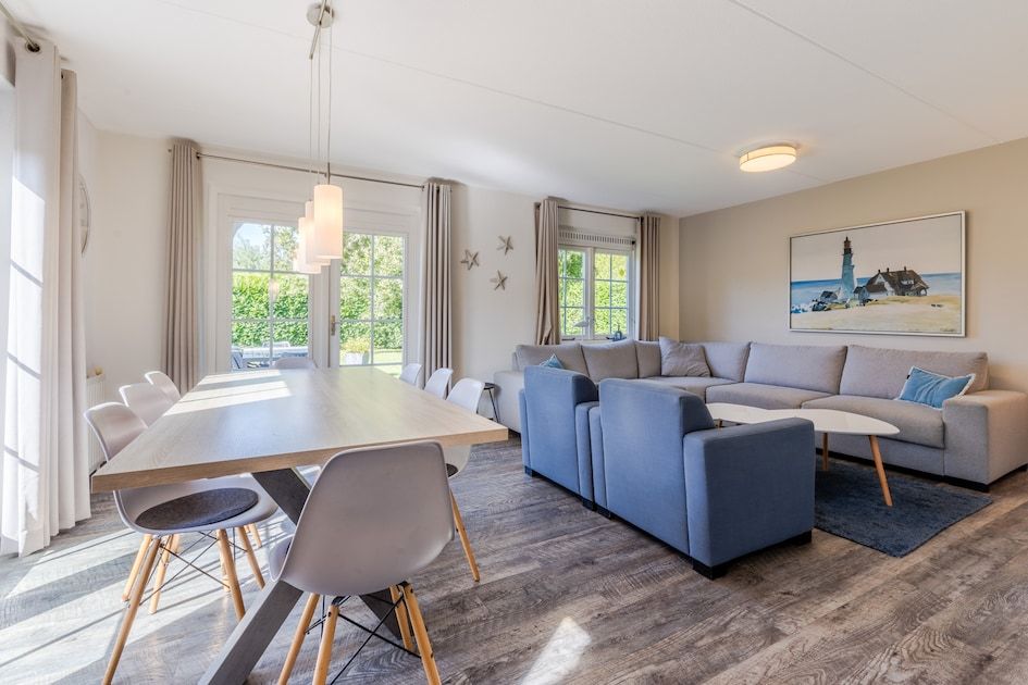 Gezellige woonkamer in Villa R8B, een vakantiehuis in Kamperland, Noord-Beveland, met moderne inrichting en uitzicht op de tuin.