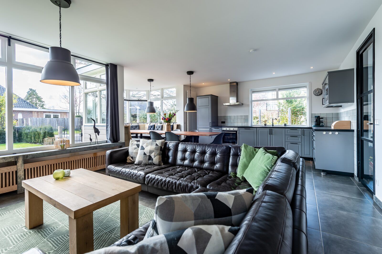 Lichte woonkamer in Zwanenlaan 26 | De Schotsman vakantiehuis in Kamperland, Zeeland.