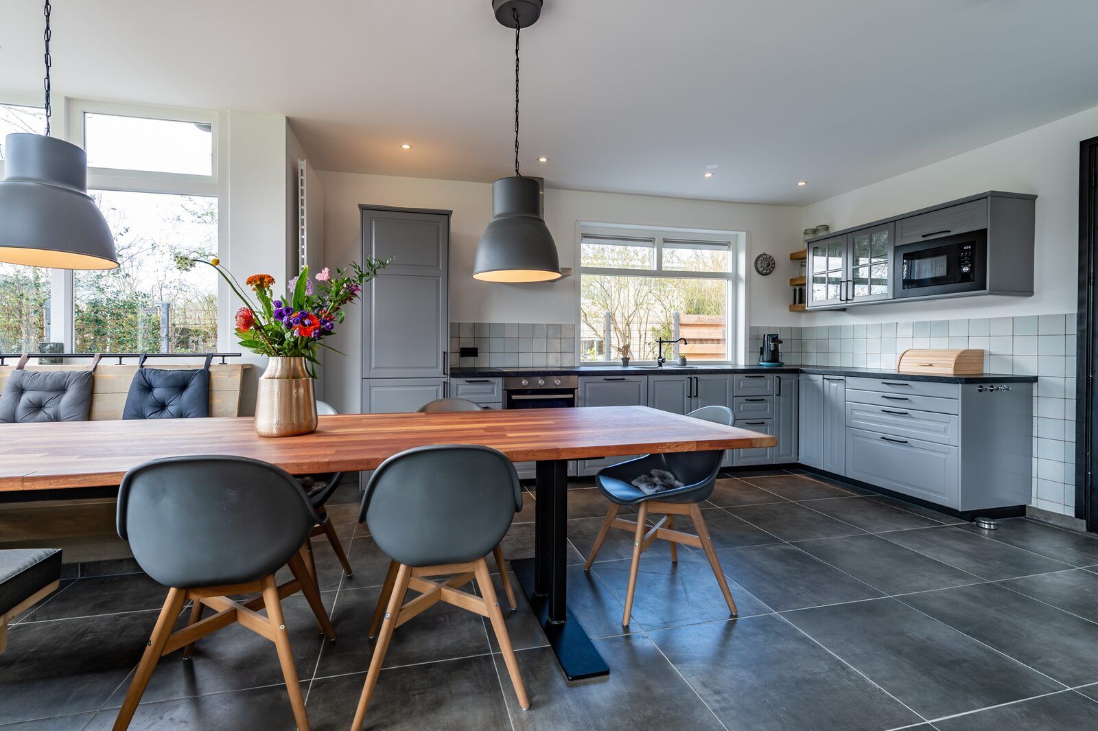 Eetkamer en keuken in Zwanenlaan 26 | De Schotsman vakantiehuis in Kamperland, Noord-Beveland.