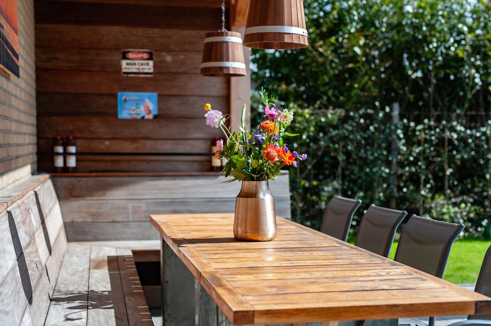 Buiten eethoek op terras van Zwanenlaan 26 | De Schotsman vakantiehuis in Kamperland.