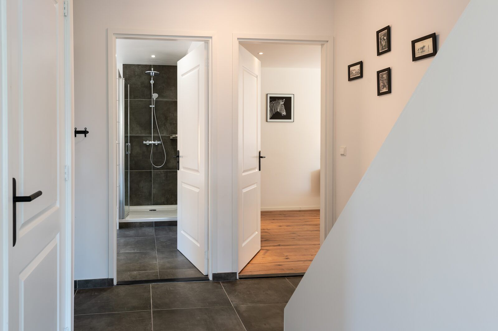 Hal en badkamer in Zwanenlaan 26 | De Schotsman vakantiehuis in Kamperland, Zeeland.