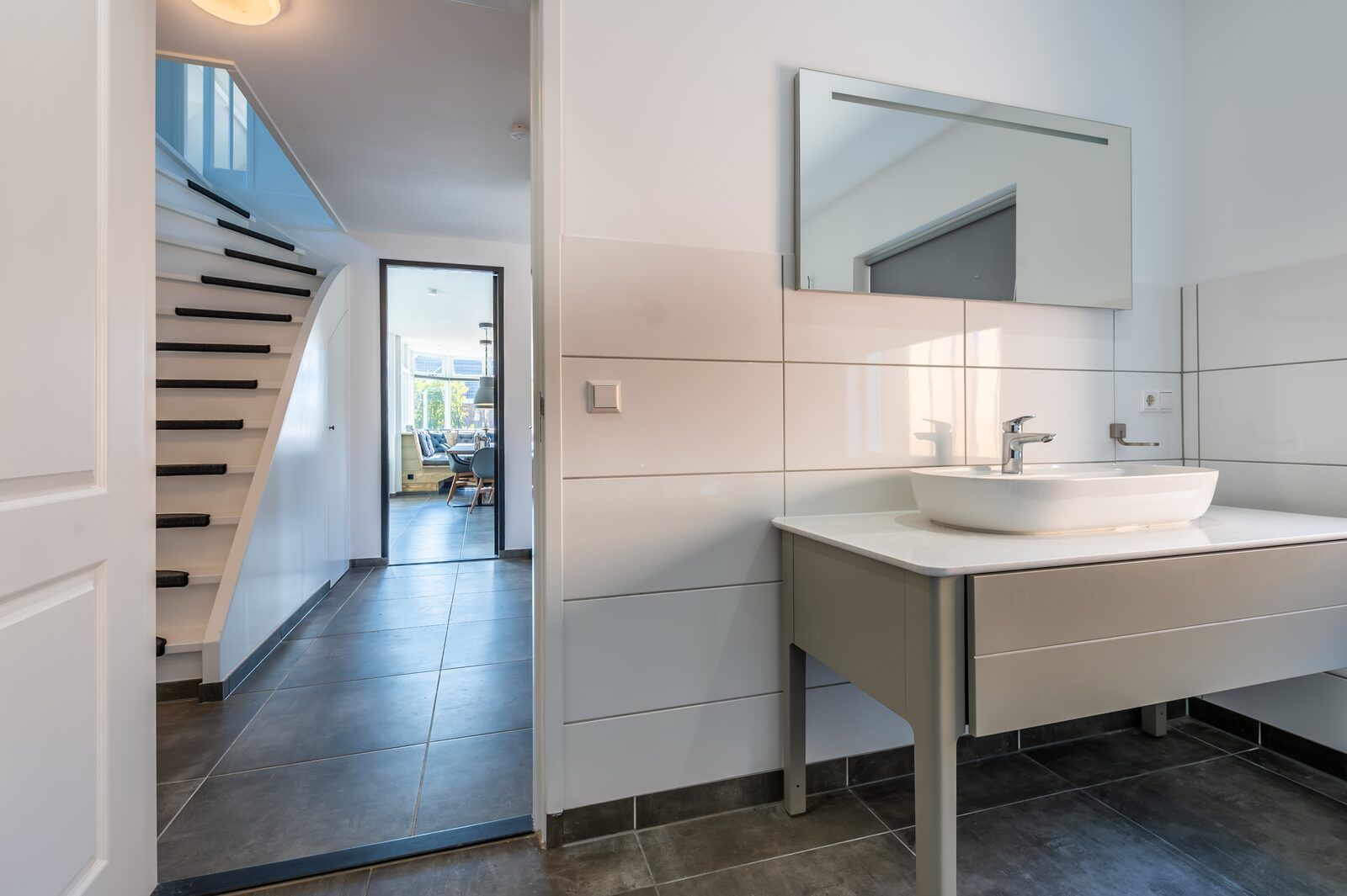 Moderne badkamer in Zwanenlaan 26 | De Schotsman vakantiehuis in Kamperland, Noord-Beveland.