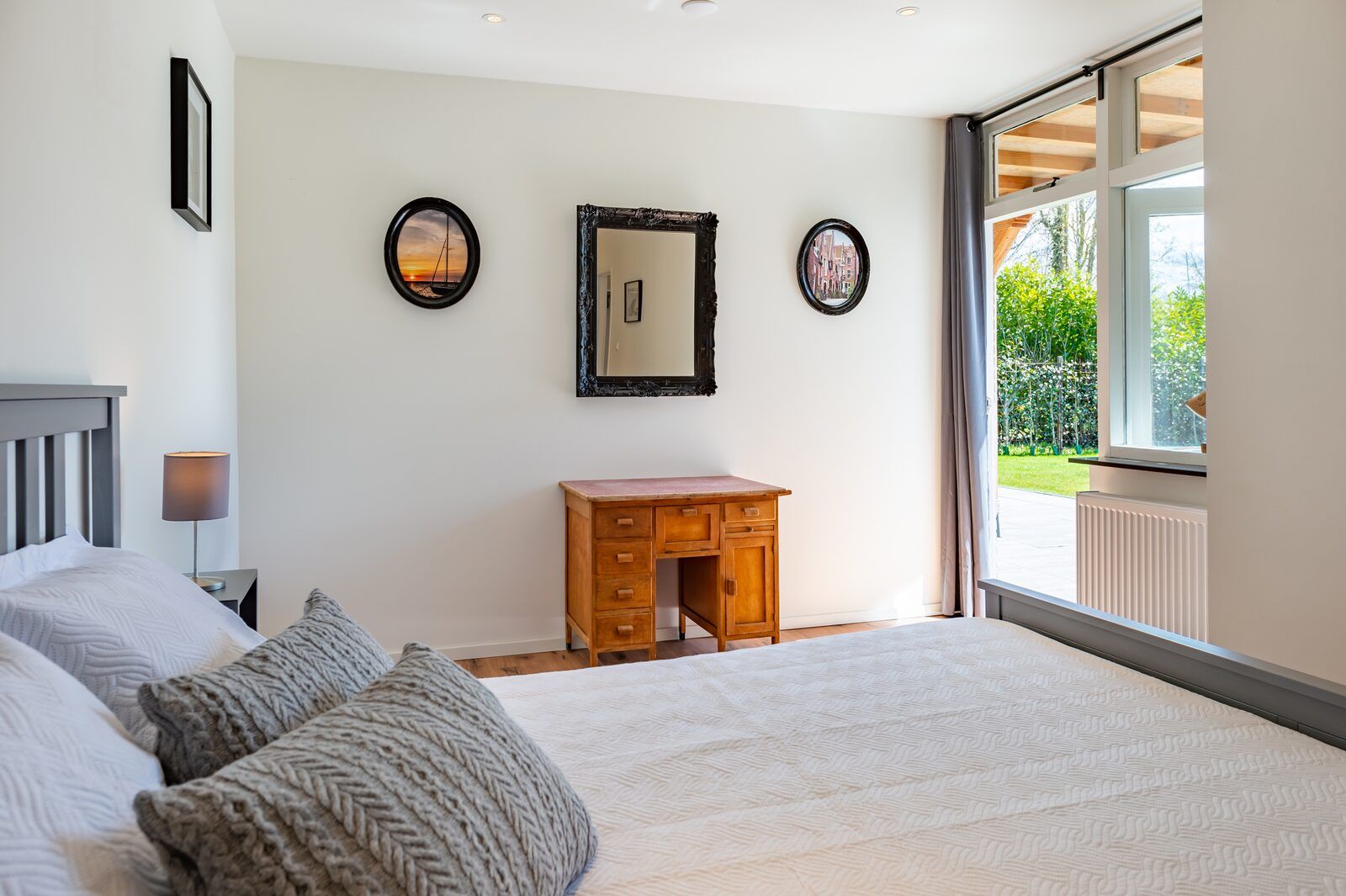 Slaapkamer met uitzicht in Zwanenlaan 26 | De Schotsman vakantiehuis, Kamperland.