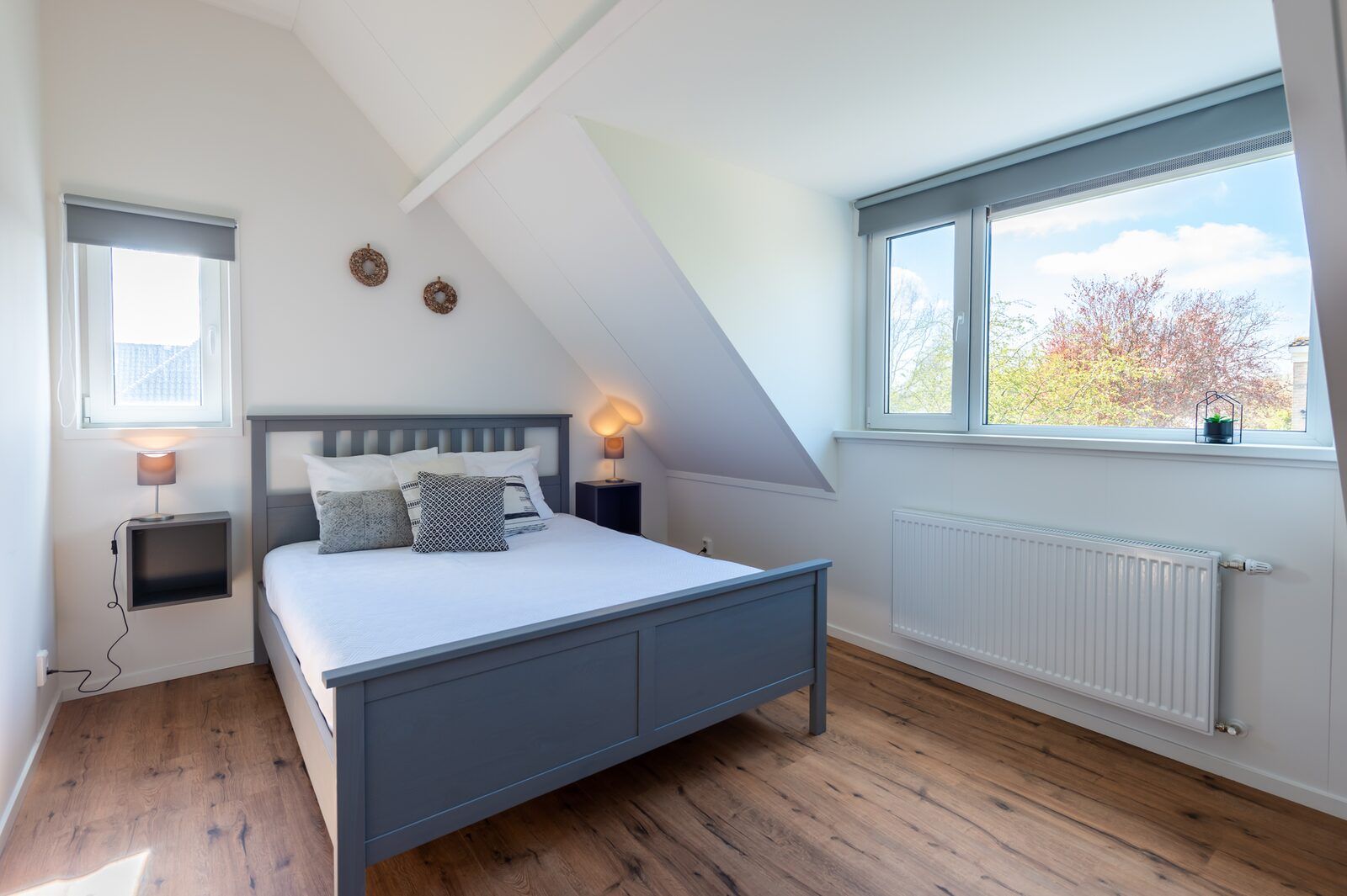 Lichte slaapkamer met uitzicht in Zwanenlaan 26 | De Schotsman vakantiehuis, Kamperland.