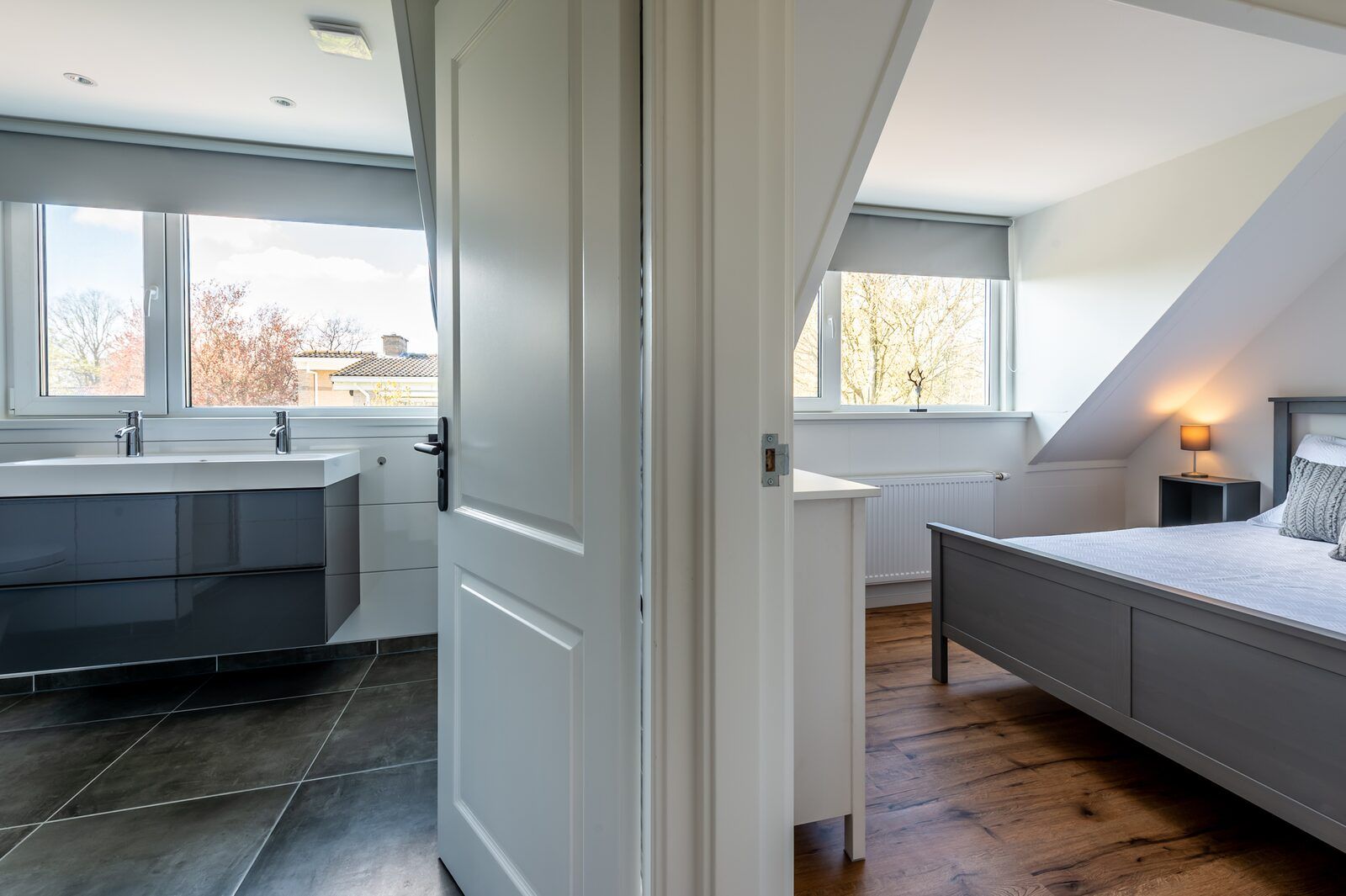 Badkamer met dubbele wastafel in Zwanenlaan 26 | De Schotsman vakantiehuis, Kamperland.