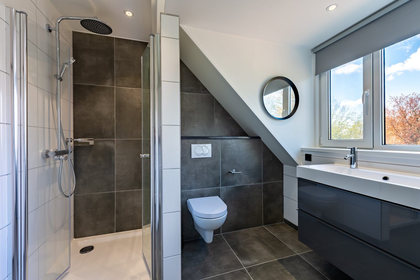 Moderne badkamer met douche in Zwanenlaan 26 | De Schotsman vakantiehuis, Kamperland.