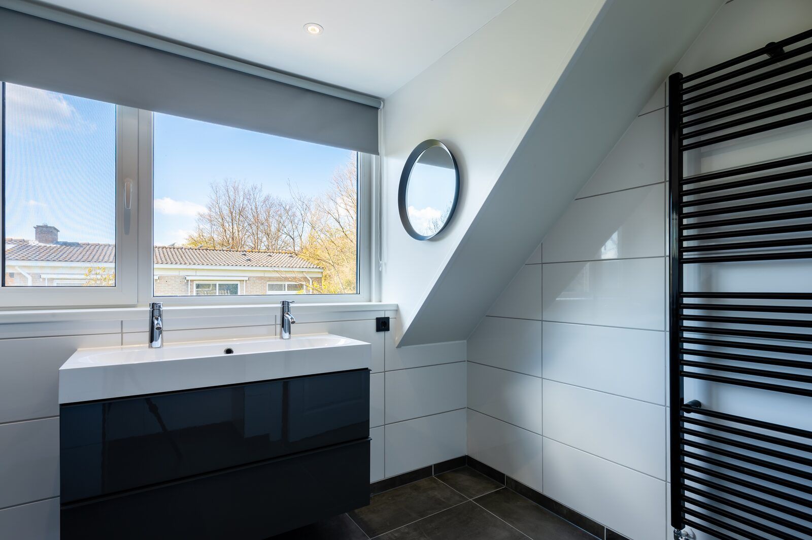 Badkamer met uitzicht in Zwanenlaan 26 | De Schotsman vakantiehuis in Kamperland, Zeeland.