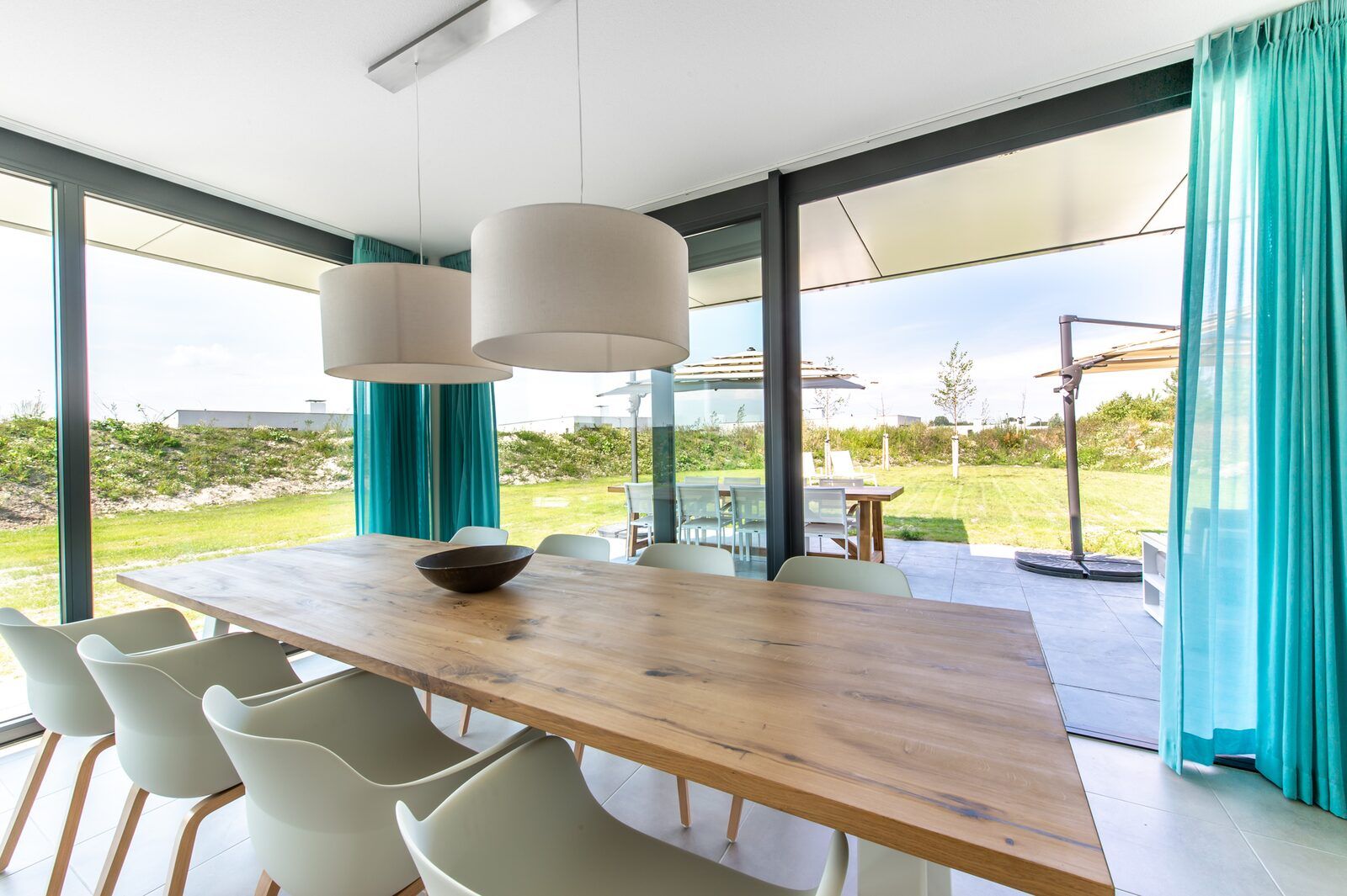 Essecke in Waterline 25 | De Groote Duynen, Ferienhaus in Kamperland, Nord-Beveland, mit Blick auf den Garten.