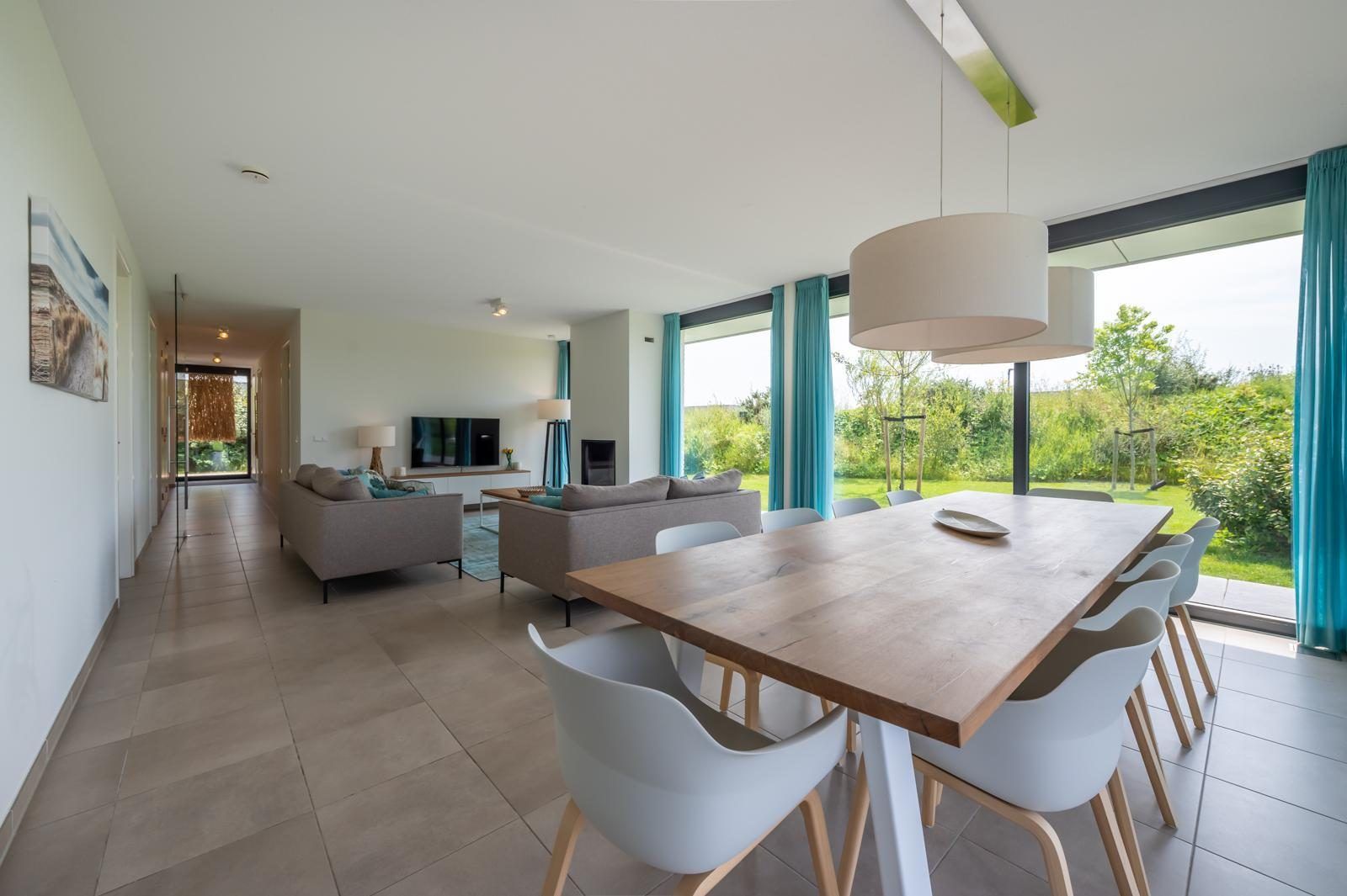 Offenes Wohnzimmer und Essbereich in Waterline 25 | De Groote Duynen, Ferienhaus in Kamperland, Noord-Beveland, mit viel Licht.