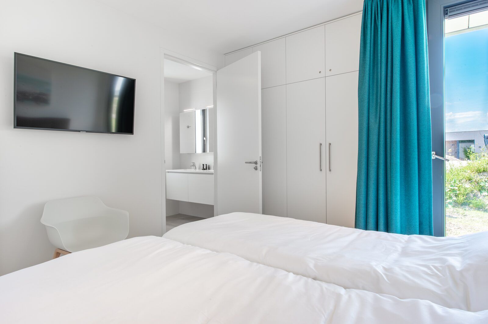 Schlafzimmer mit eigenem Badezimmer in Waterline 25 | De Groote Duynen, Ferienhaus in Kamperland, Noord-Beveland.