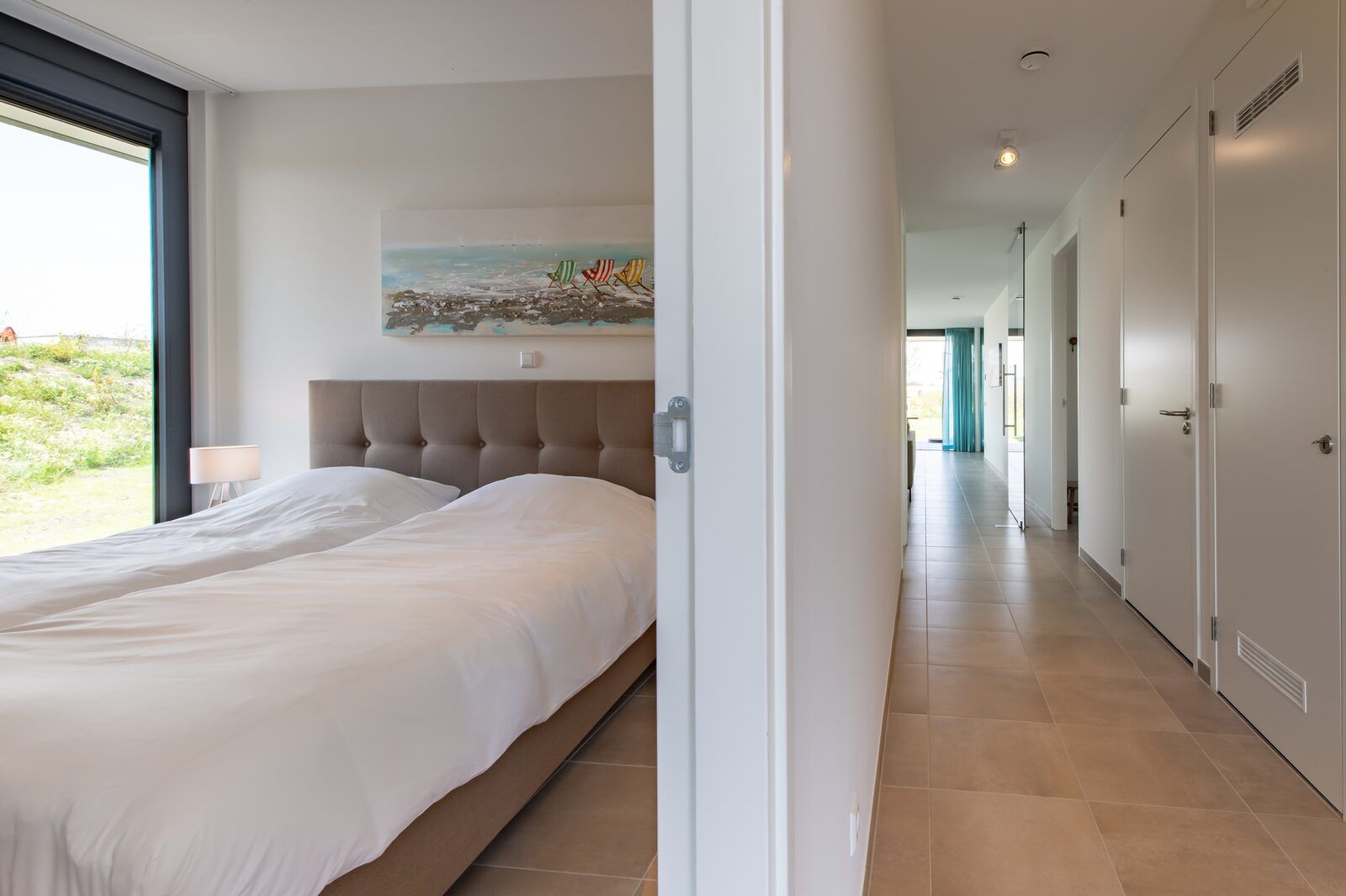 Flur und Schlafzimmer in Waterline 25 | De Groote Duynen, Ferienhaus in Kamperland, Noord-Beveland, mit Zugang zum Wohnzimmer.