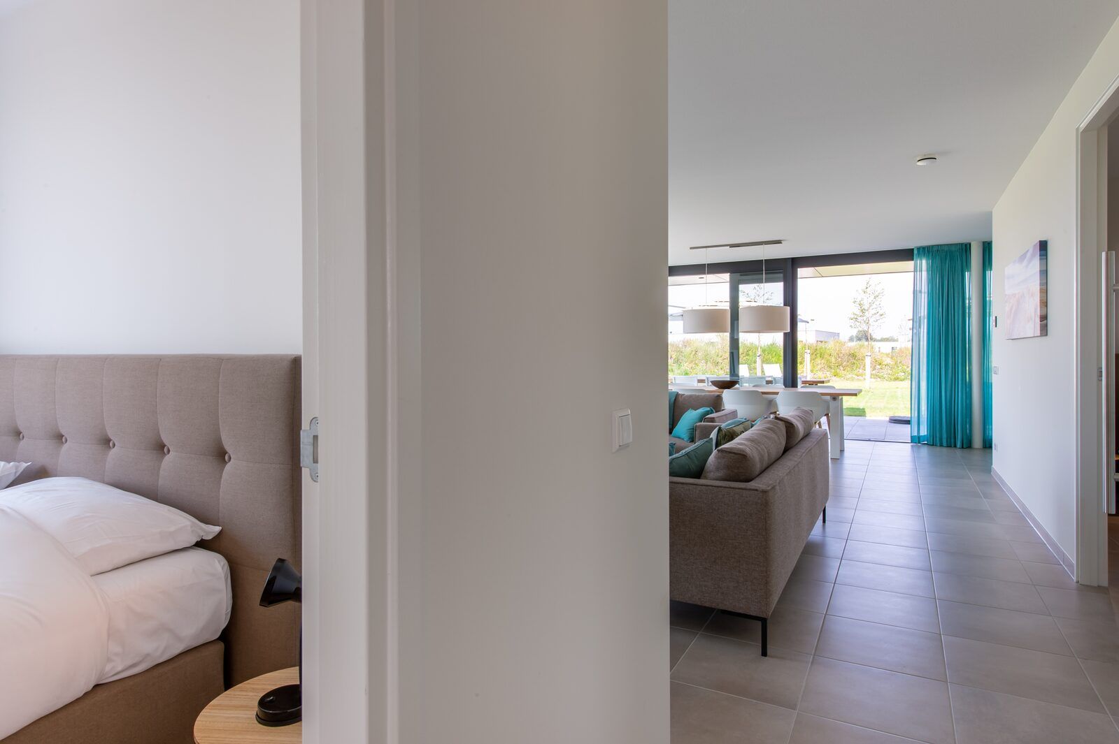 Blick vom Schlafzimmer auf das Wohnzimmer in Waterline 25 | De Groote Duynen, Ferienhaus in Kamperland, Noord-Beveland.