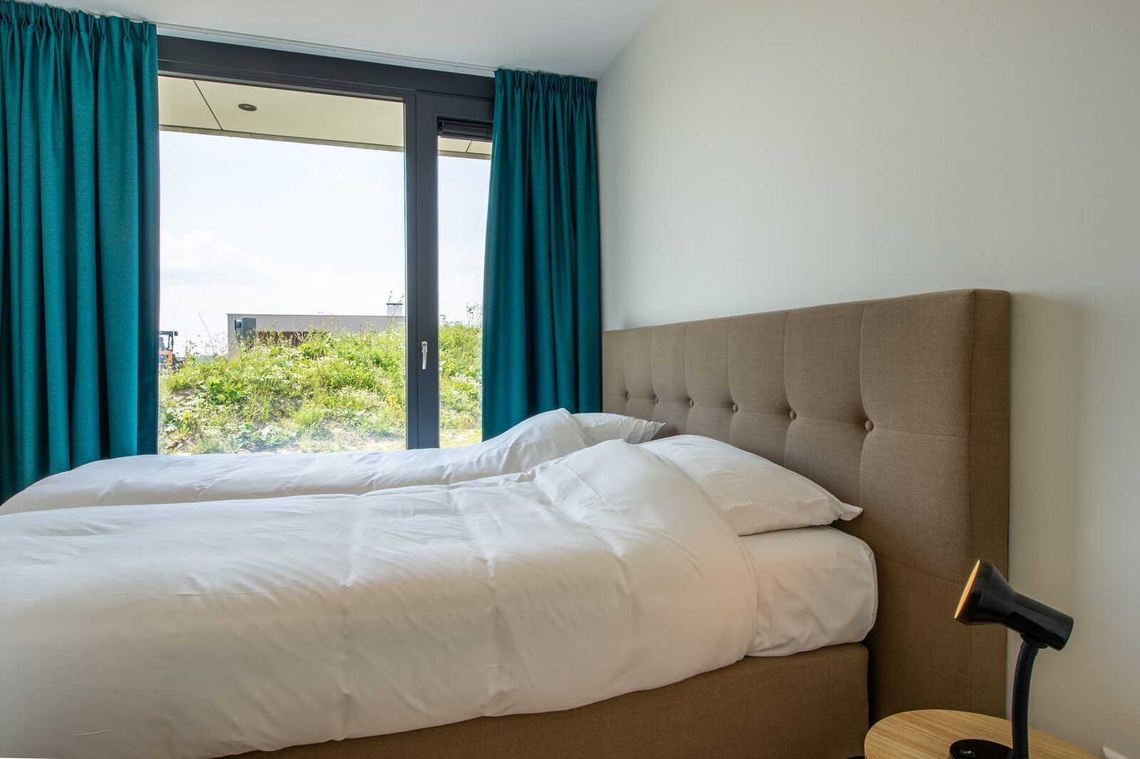 Schlafzimmer mit Gartenblick in Waterline 25 | De Groote Duynen, Ferienhaus in Kamperland, Noord-Beveland.