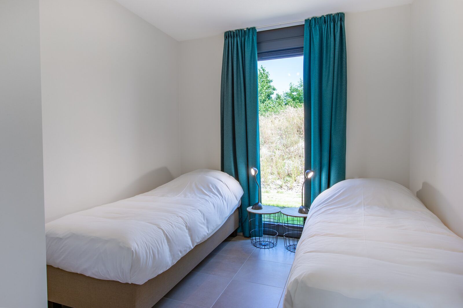 Kleines Schlafzimmer in Waterline 25 | De Groote Duynen, Ferienhaus in Kamperland, Noord-Beveland, mit zwei Betten und Fenster.