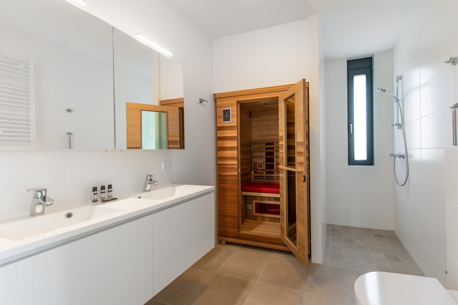 Badezimmer mit Sauna in Waterline 25 | De Groote Duynen, Ferienhaus in Kamperland, Noord-Beveland, fuer ultimative Entspannung.