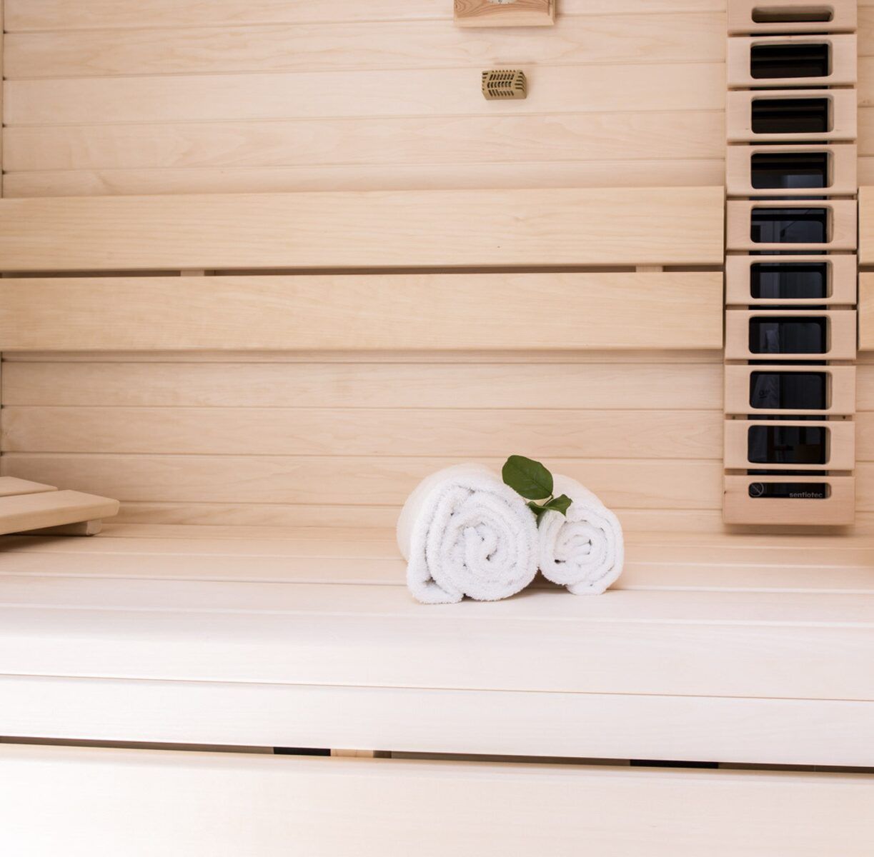 Detail der Sauna in Waterline 25 | De Groote Duynen, Ferienhaus in Kamperland, Nord-Beveland, mit Handtuechern.