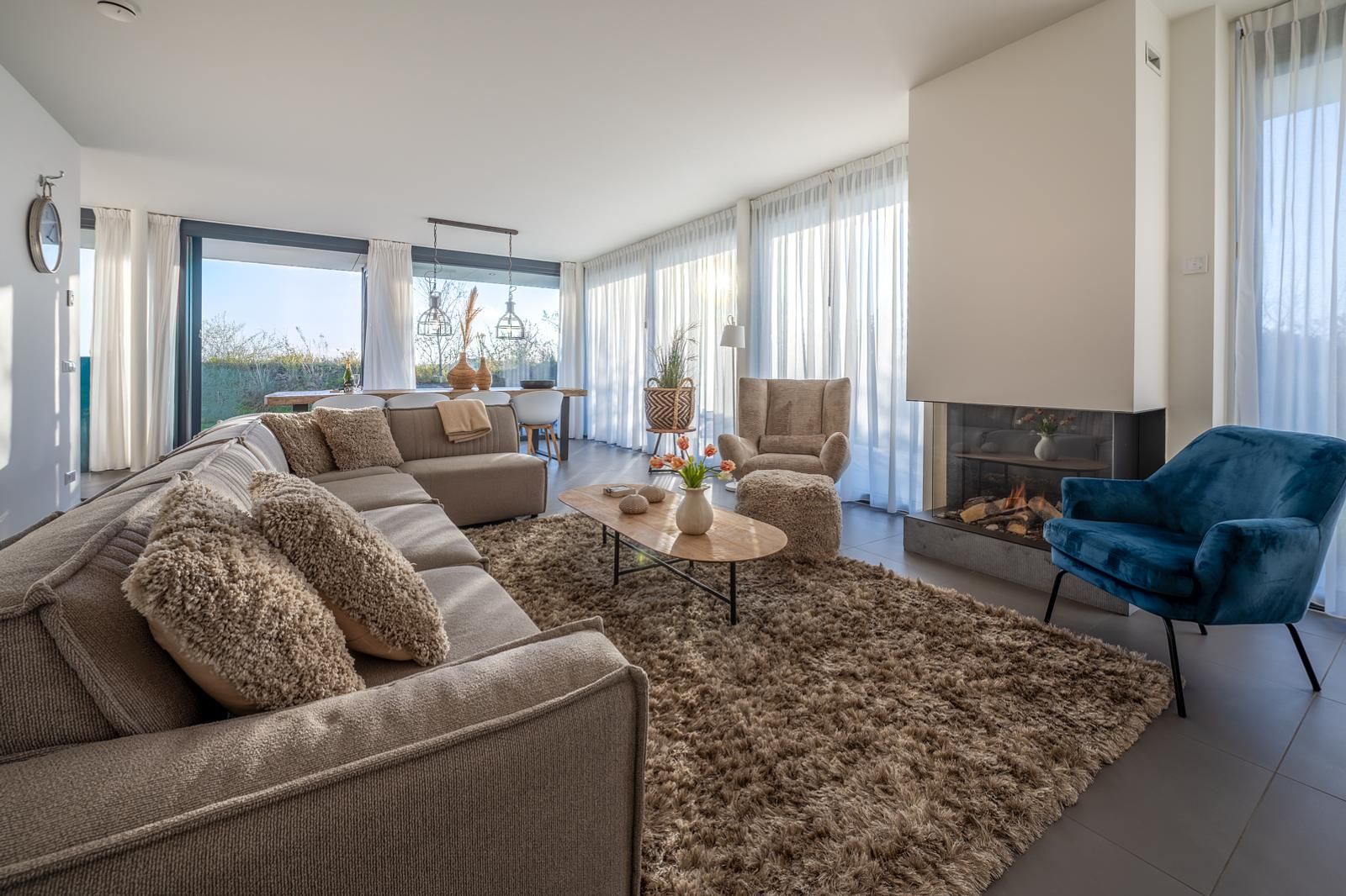 Eetkamer in Duinvallei 39, De Groote Duynen, Kamperland, met een grote houten tafel en uitzicht op de tuin.