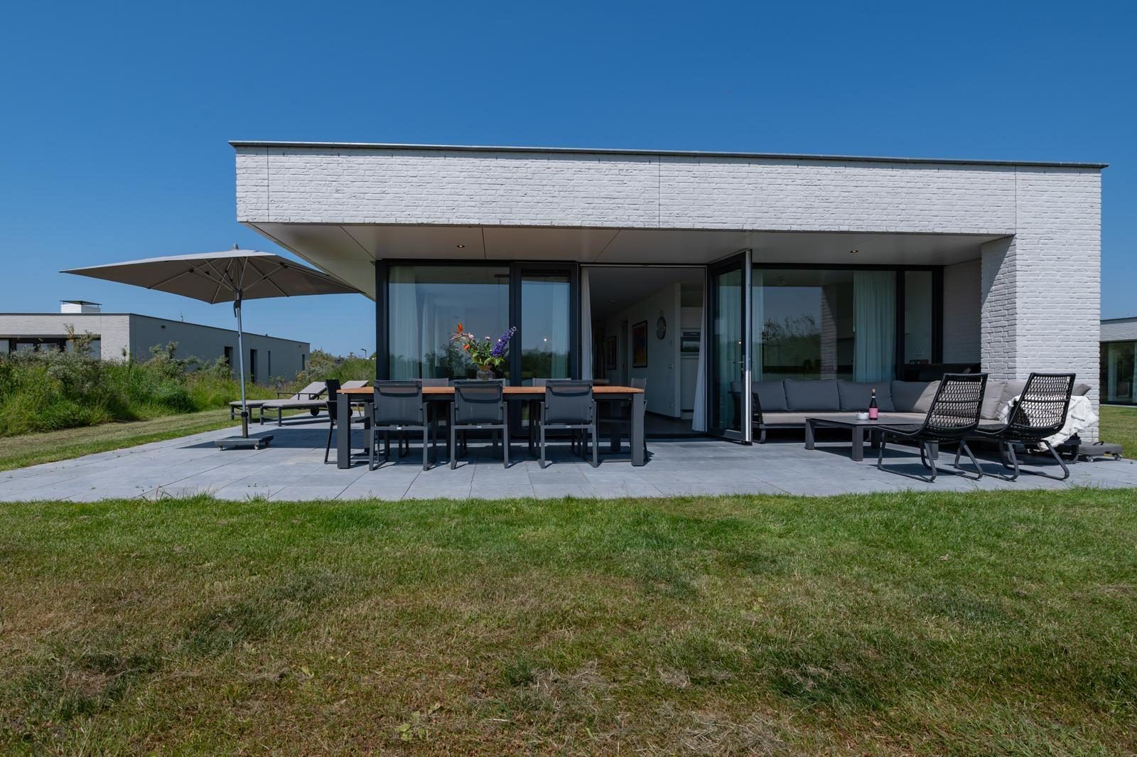 Voorzijde van Duinvallei 39, De Groote Duynen, Kamperland, met een modern ontwerp en groene omgeving.