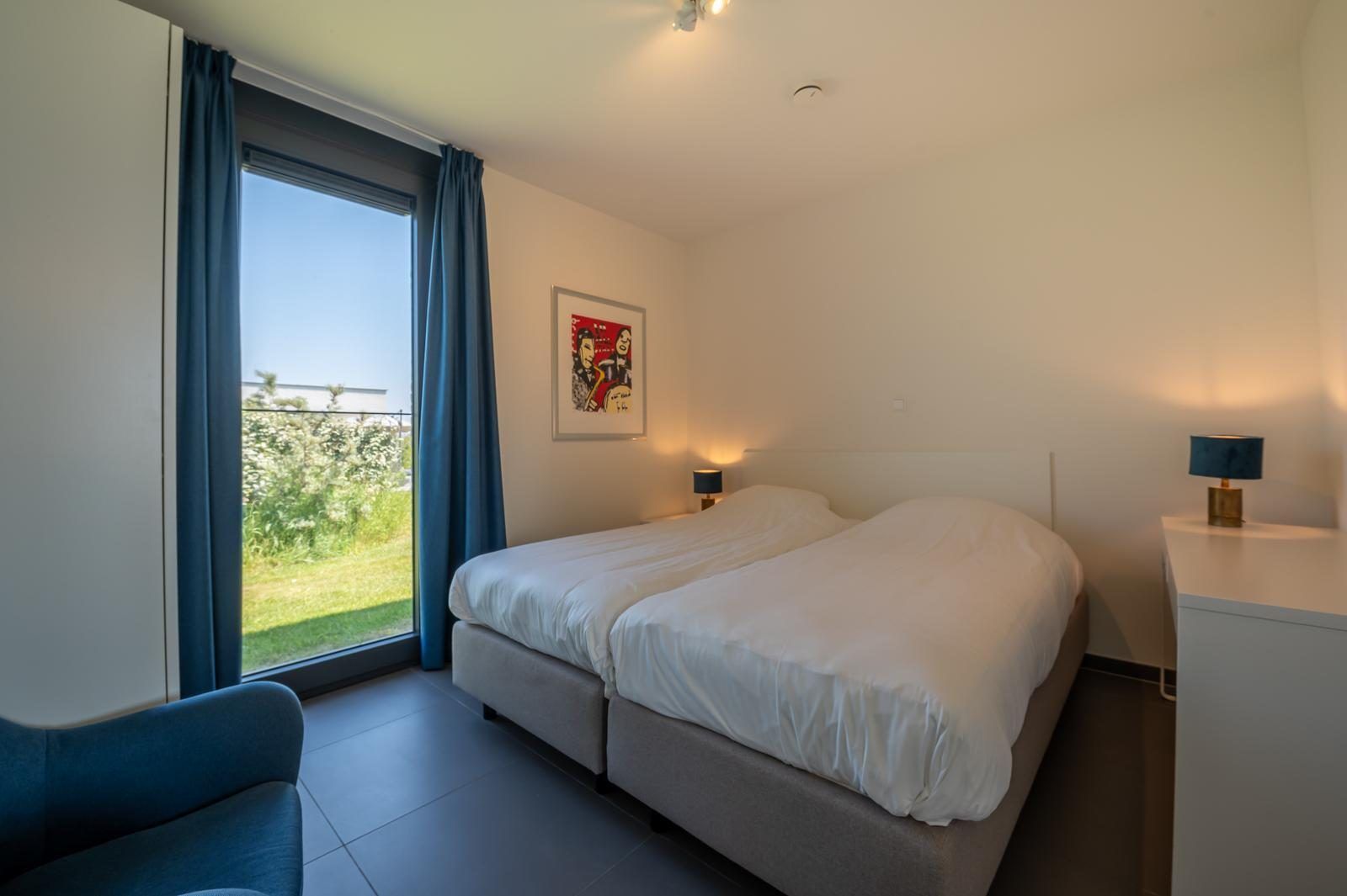 Tweede slaapkamer in Duinvallei 39, De Groote Duynen, Kamperland, met een groot raam en veel natuurlijk licht.