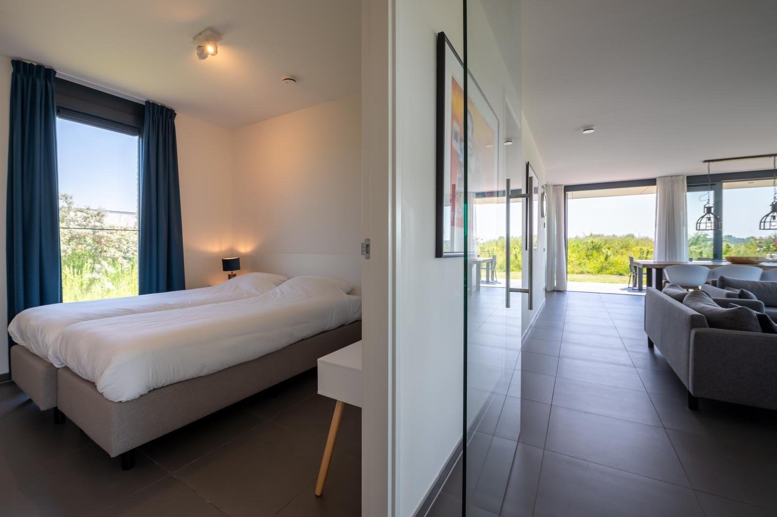 Slaapkamer in Duinvallei 39, De Groote Duynen, Kamperland, met moderne inrichting en toegang tot de woonkamer.
