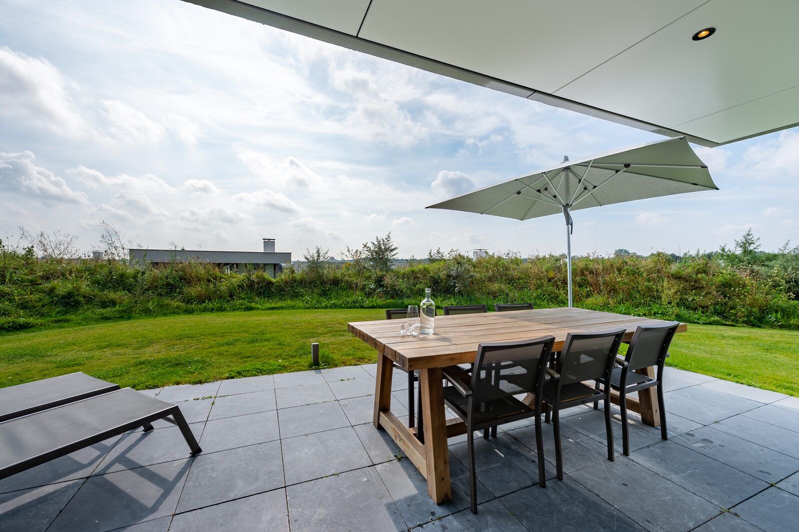 Terrasse mit Gartenmoebeln in Duinvallei 35, Kamperland, Ferienhaus