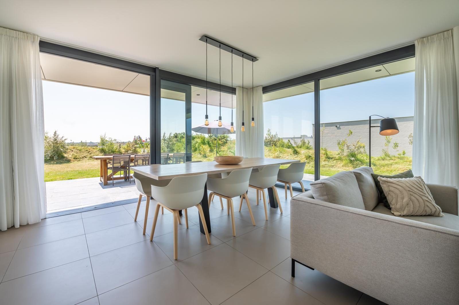 Eetruimte in Duinvallei 29 | De Groote Duynen, Kamperland. Vakantiehuis met uitzicht op tuin en natuur, Noord-Beveland, Zeeland.