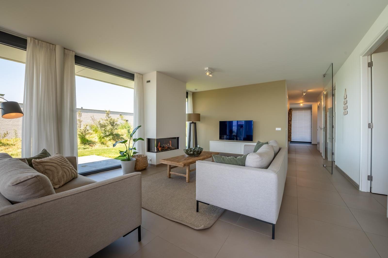 Gezellige woonkamer met open haard in Duinvallei 29 | De Groote Duynen, Kamperland. Vakantiehuis in Noord-Beveland, Zeeland.