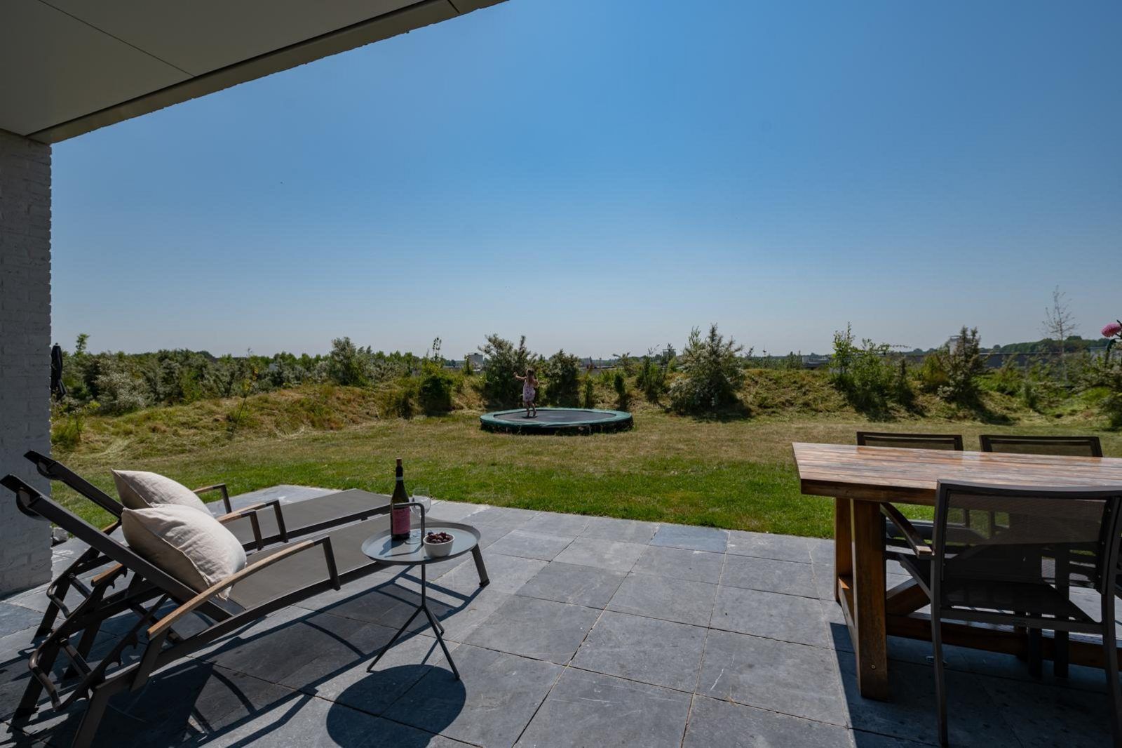 Eetkamer met uitzicht in Duinvallei 29 | De Groote Duynen, Kamperland. Vakantiehuis in Noord-Beveland, Zeeland.