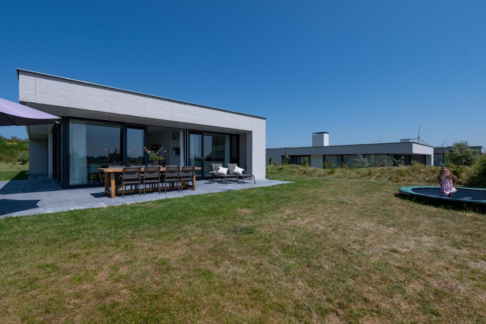 Lichte woonkamer in Duinvallei 29 | De Groote Duynen, Kamperland. Vakantiehuis met moderne meubels, Noord-Beveland, Zeeland.