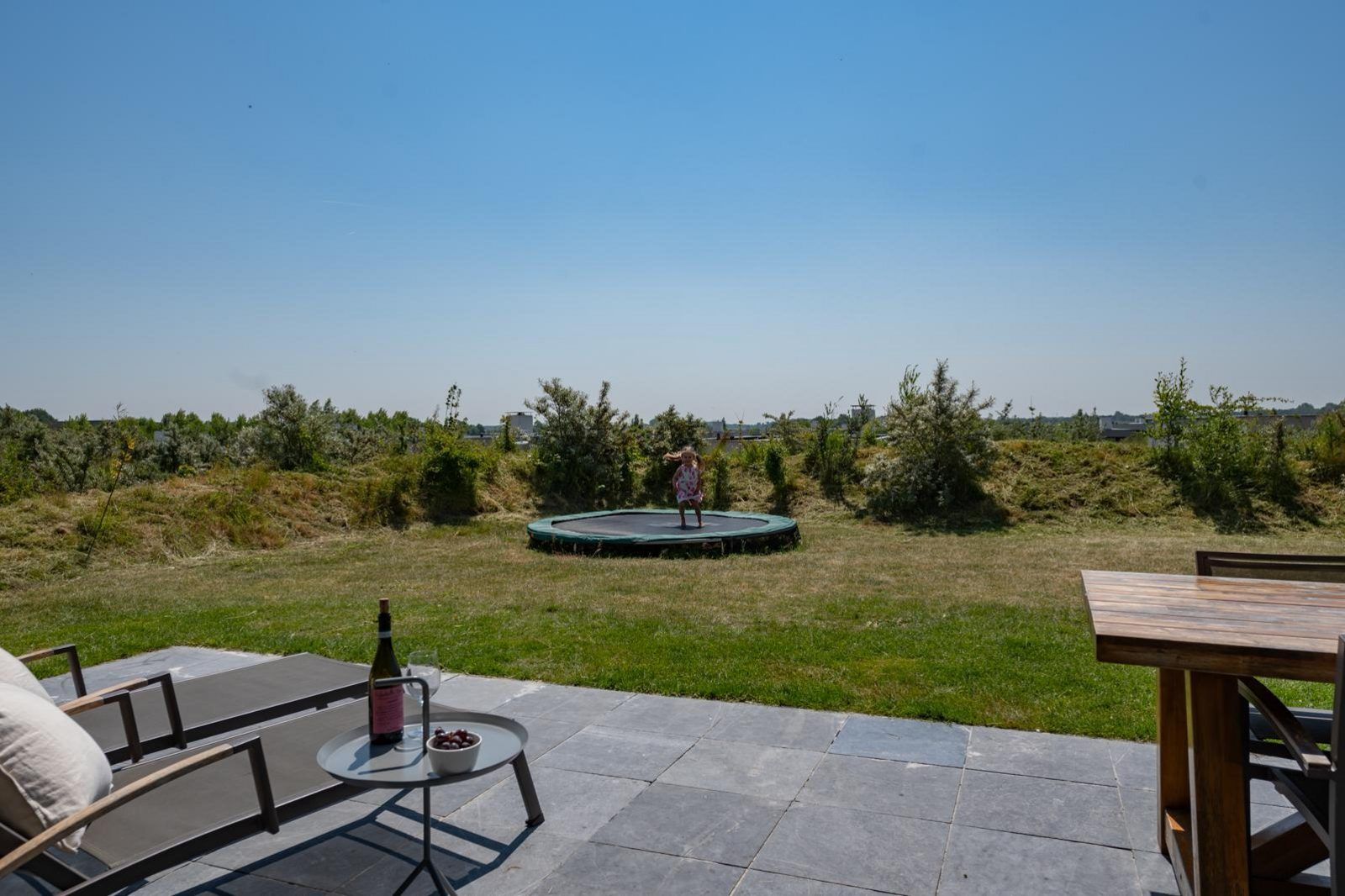 Hal met spiegel in Duinvallei 29 | De Groote Duynen, Kamperland. Vakantiehuis met moderne inrichting, Noord-Beveland, Zeeland.